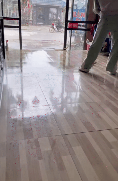 "&Aacute;m ảnh" với m&ugrave;a nồm k&eacute;o d&agrave;i, chị em rỉ tai nhau 3 chi&ecirc;u lau nh&agrave; sạch bong, thơm m&aacute;t, kh&ocirc; r&aacute;o cực hiệu nghiệm- Ảnh 10.