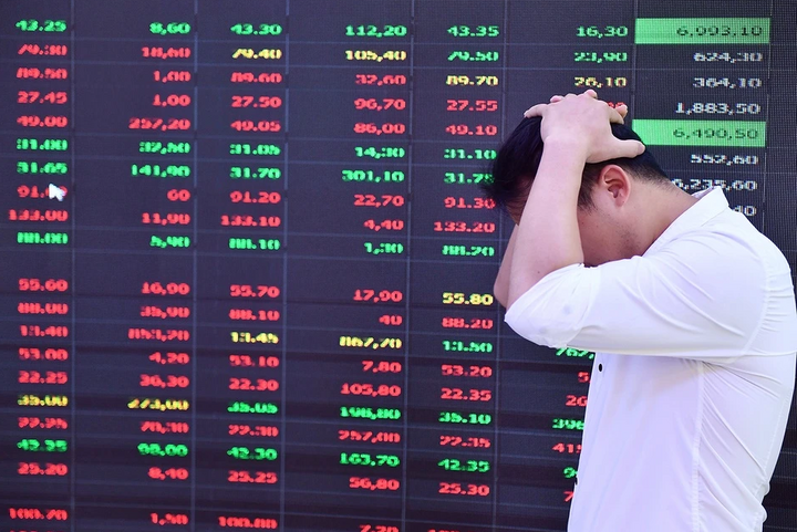 Chứng kho&aacute;n dự b&aacute;o tiếp tục giảm do chiến sự Trung Đ&ocirc;ng, nh&agrave; đầu tư n&ecirc;n l&agrave;m g&igrave;?- Ảnh 1.