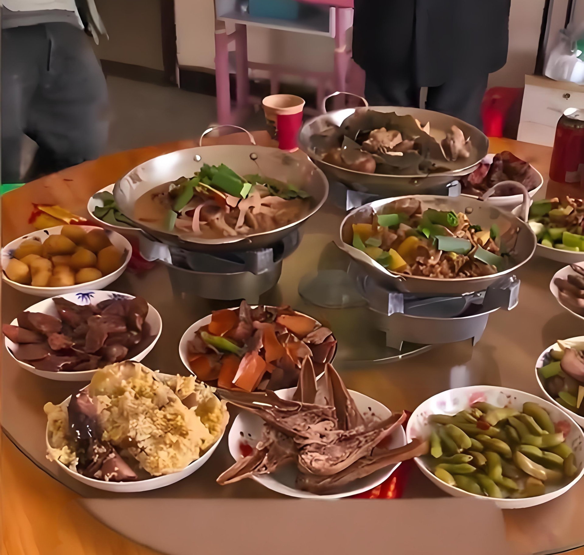 B&eacute; g&aacute;i 12 tuổi nấu cả b&agrave;n tiệc đ&atilde;i kh&aacute;ch, được khen "vạn người mới c&oacute; một" nhưng d&acirc;n mạng lại lo một điều- Ảnh 2.