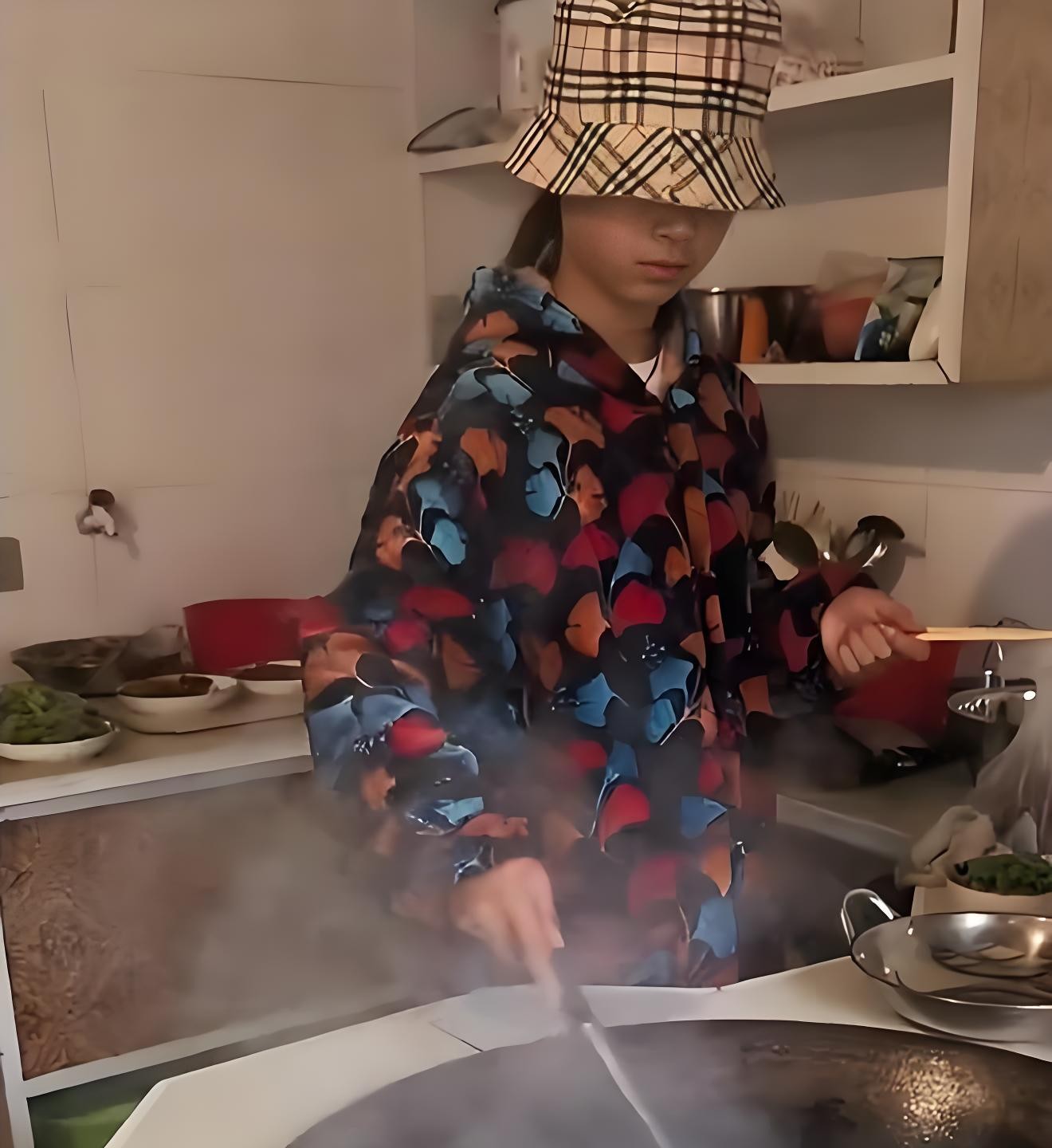 B&eacute; g&aacute;i 12 tuổi nấu cả b&agrave;n tiệc đ&atilde;i kh&aacute;ch, được khen "vạn người mới c&oacute; một" nhưng d&acirc;n mạng lại lo một điều- Ảnh 3.