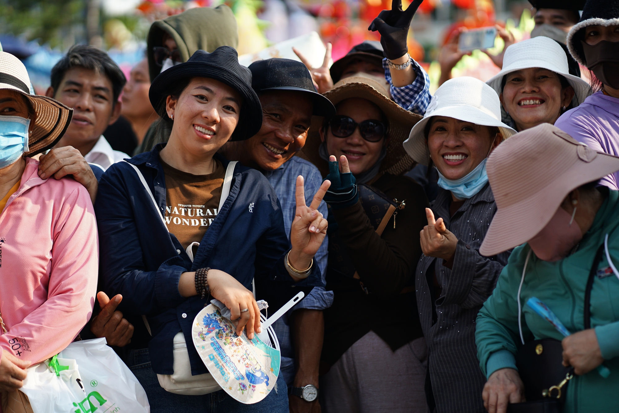 Người dân đứng chật kín đường phố chờ "nhận lộc" Bà ở TP.HCM- Ảnh 12. Người dân đứng chật kín đường phố chờ "nhận lộc" Bà ở TP.HCM- Ảnh 12.