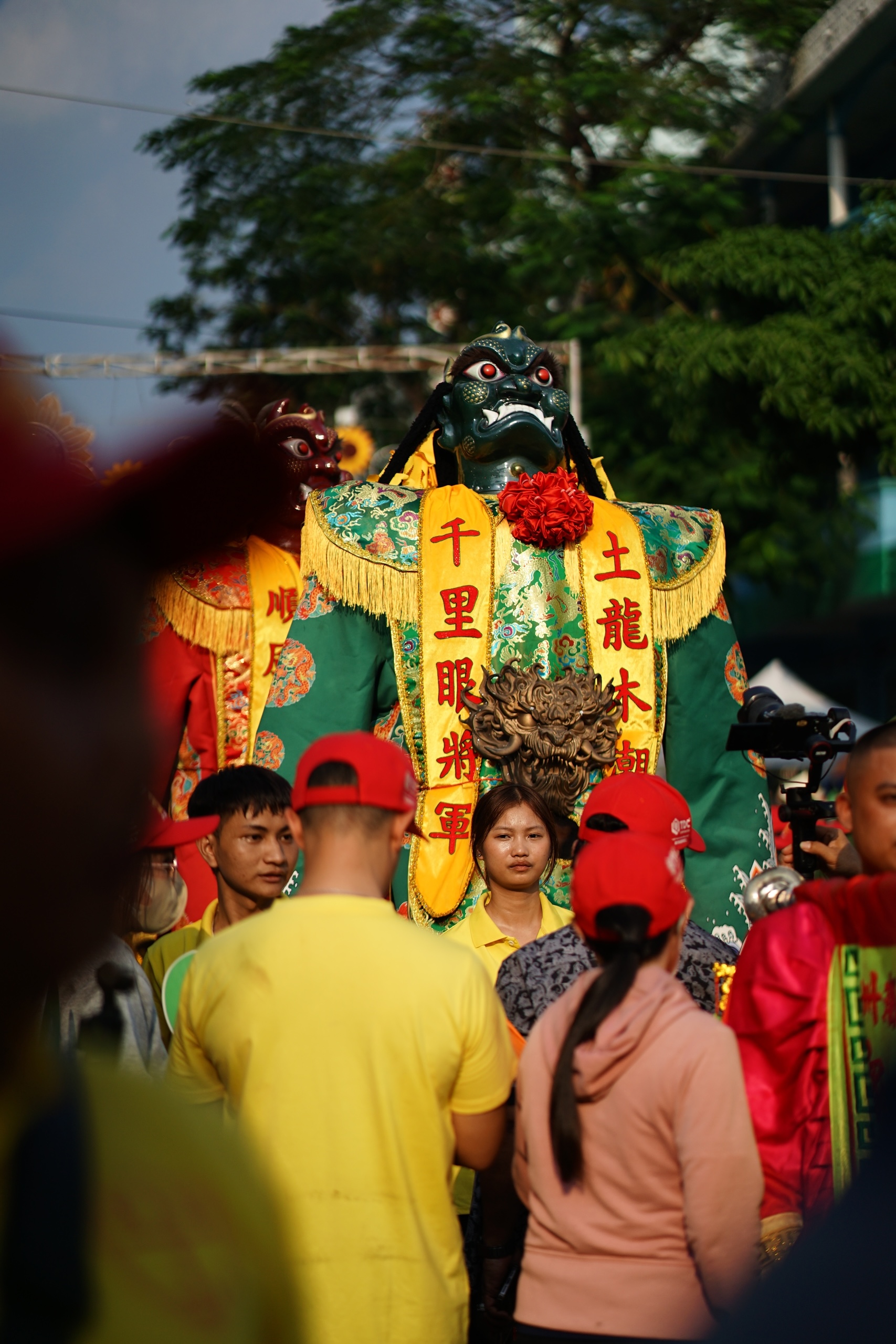 Người dân đứng chật kín đường phố chờ "nhận lộc" Bà ở TP.HCM- Ảnh 7. Người dân đứng chật kín đường phố chờ "nhận lộc" Bà ở TP.HCM- Ảnh 7.