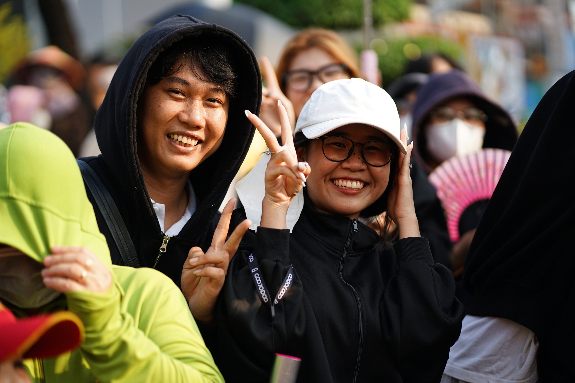 Người dân đứng chật kín đường phố chờ "nhận lộc" Bà ở TP.HCM- Ảnh 10. Người dân đứng chật kín đường phố chờ "nhận lộc" Bà ở TP.HCM- Ảnh 10.