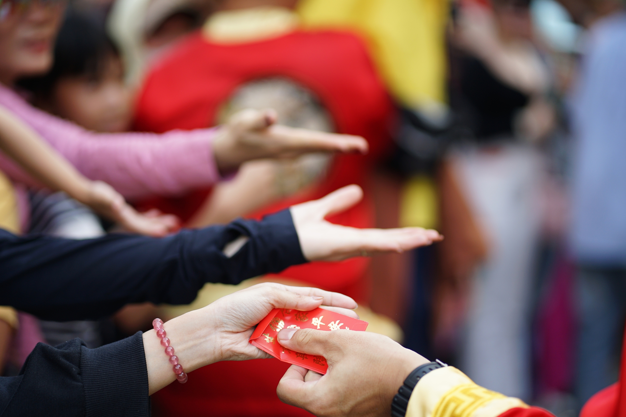 Người dân đứng chật kín đường phố chờ "nhận lộc" Bà ở TP.HCM- Ảnh 8. Người dân đứng chật kín đường phố chờ "nhận lộc" Bà ở TP.HCM- Ảnh 8.