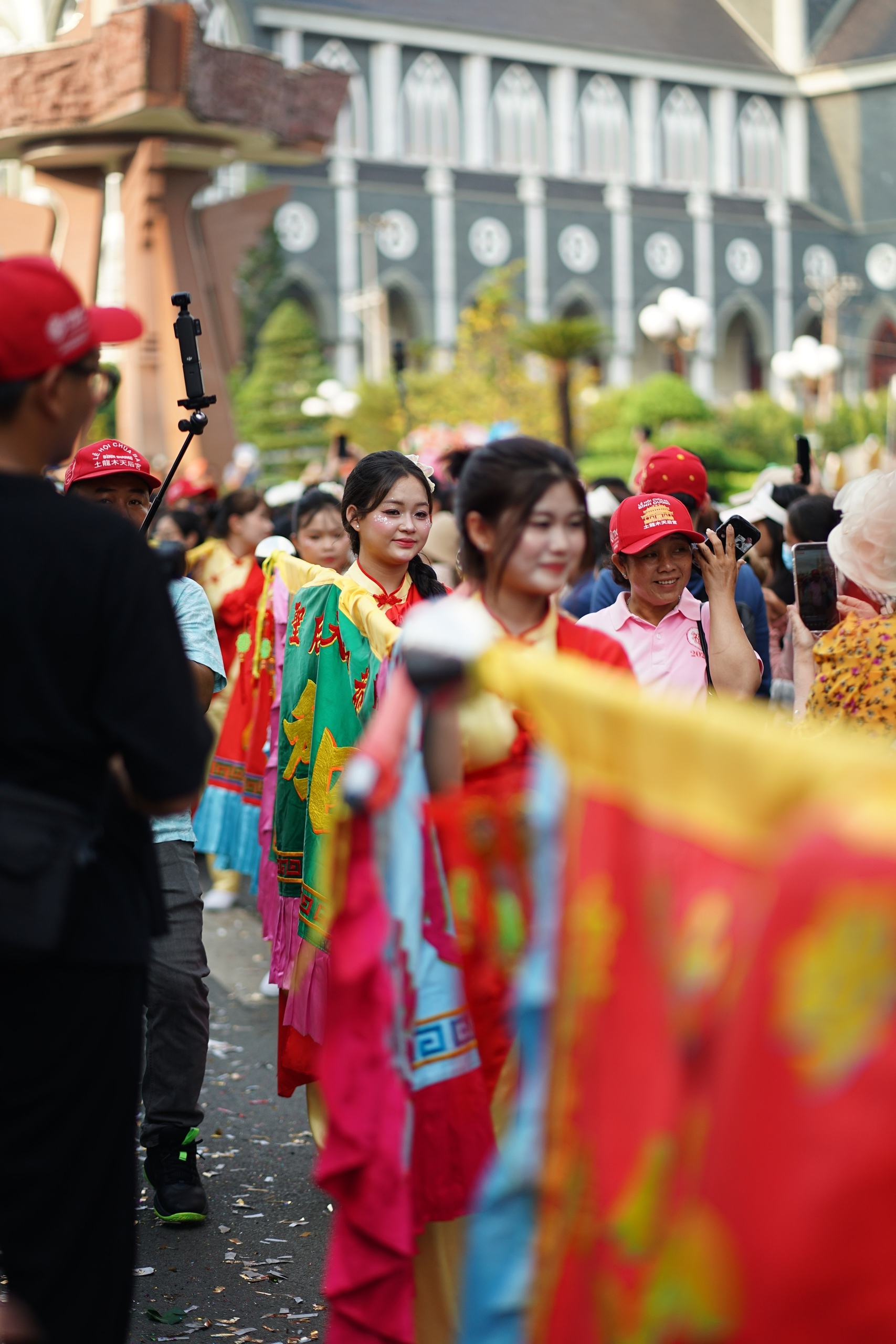 Người dân đứng chật kín đường phố chờ "nhận lộc" Bà ở TP.HCM- Ảnh 5. Người dân đứng chật kín đường phố chờ "nhận lộc" Bà ở TP.HCM- Ảnh 5.