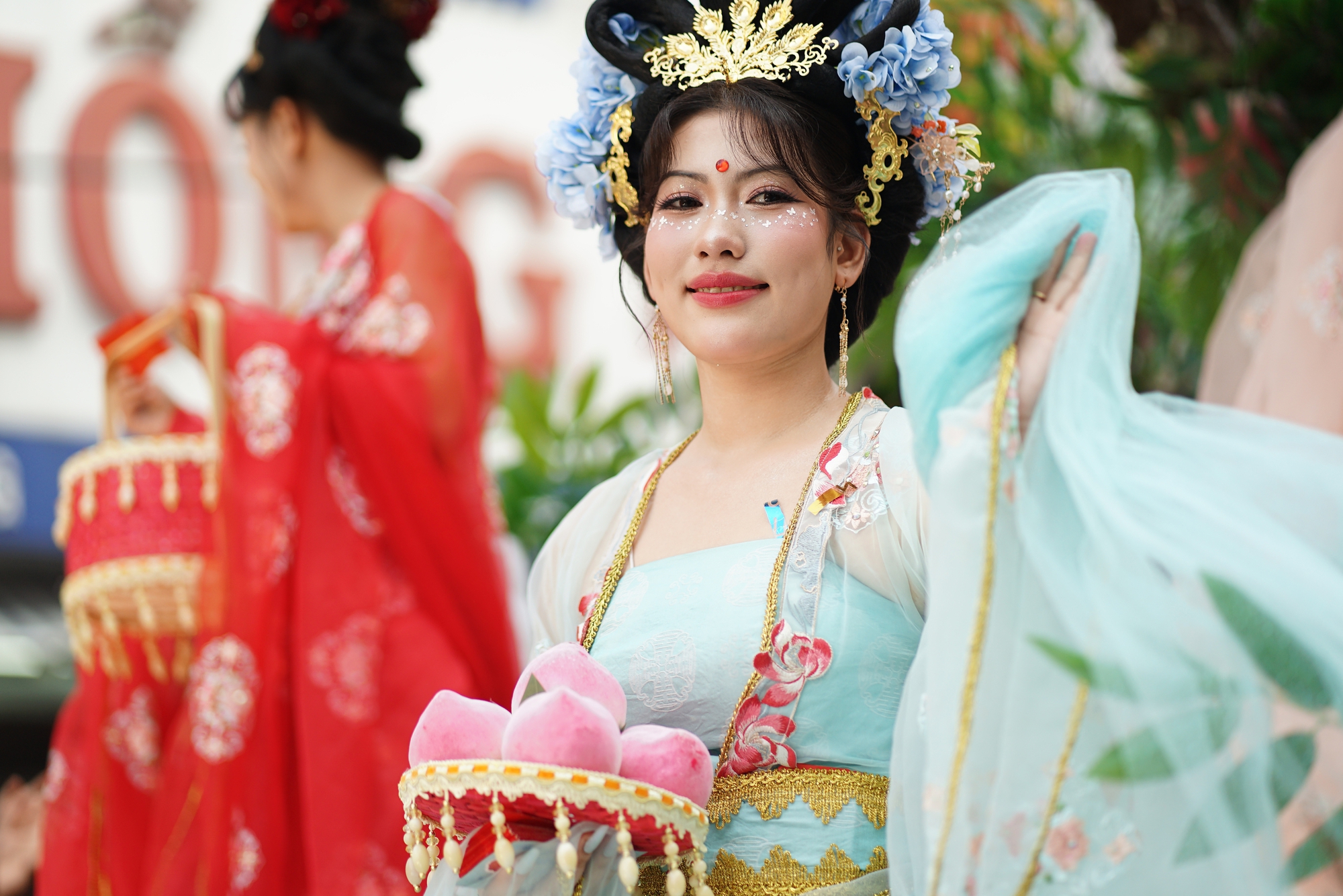 Người dân đứng chật kín đường phố chờ "nhận lộc" Bà ở TP.HCM- Ảnh 4. Người dân đứng chật kín đường phố chờ "nhận lộc" Bà ở TP.HCM- Ảnh 4.