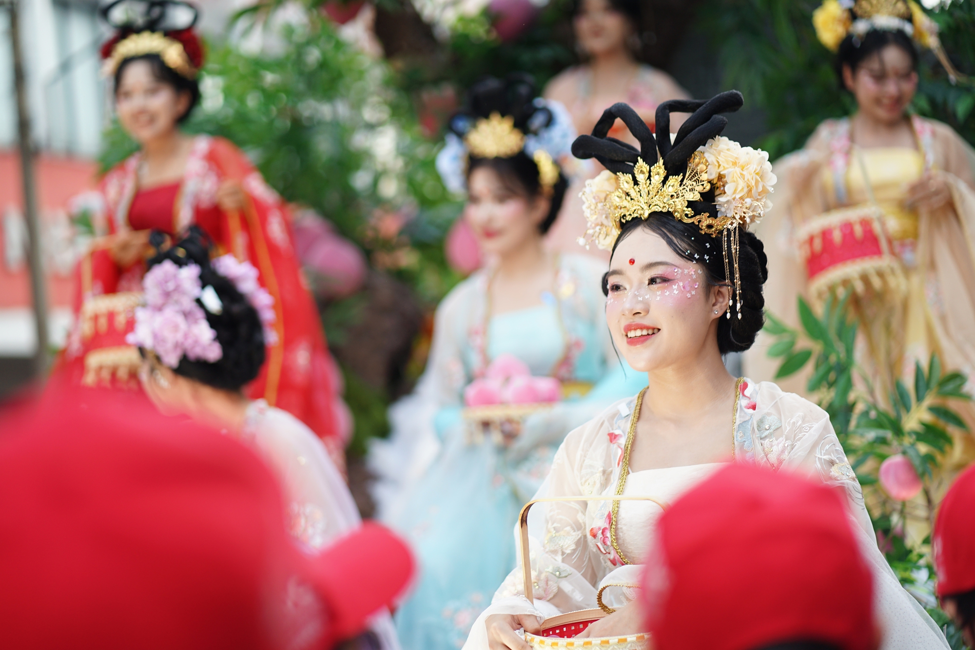 Người dân đứng chật kín đường phố chờ "nhận lộc" Bà ở TP.HCM- Ảnh 3. Người dân đứng chật kín đường phố chờ "nhận lộc" Bà ở TP.HCM- Ảnh 3.