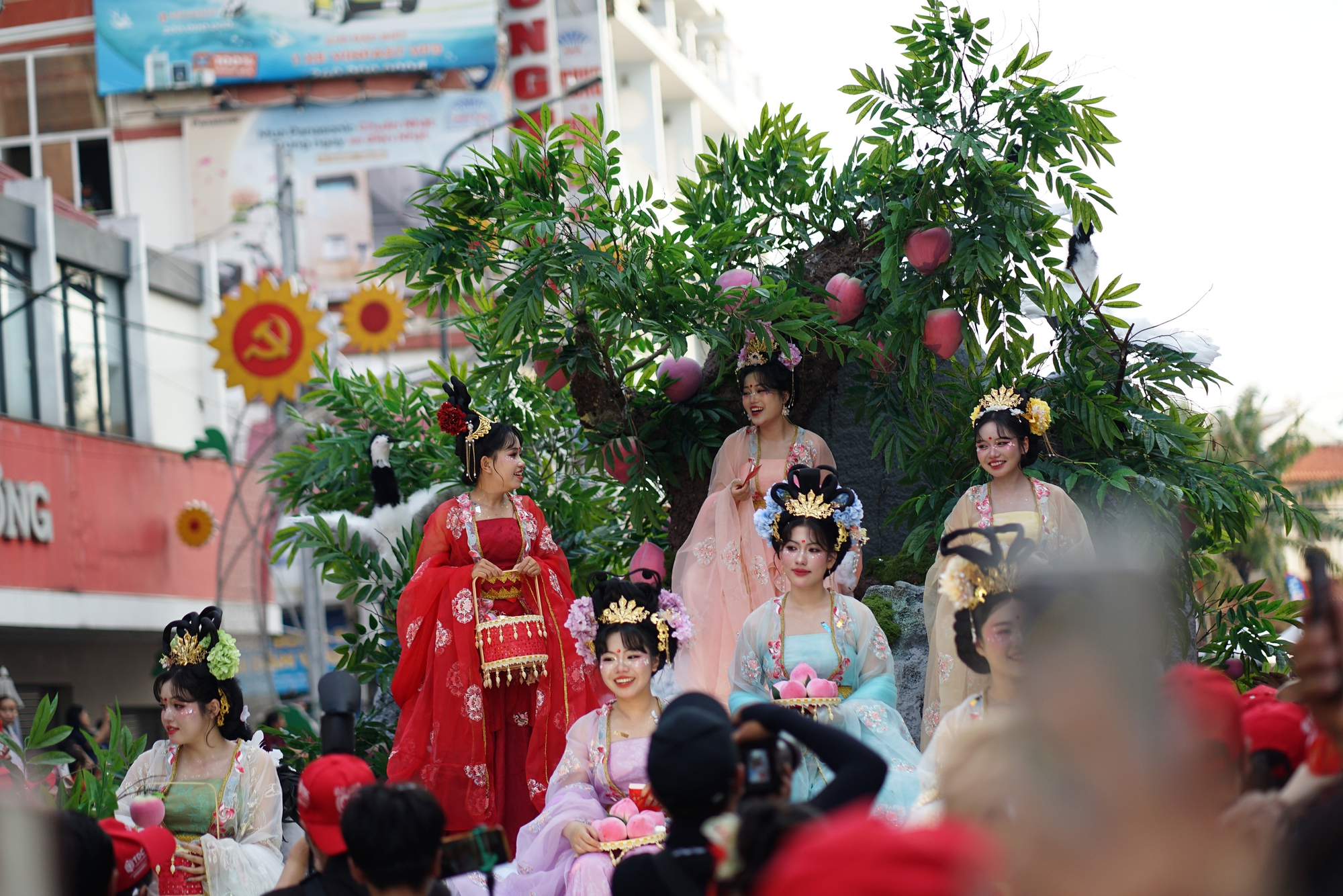 Người dân đứng chật kín đường phố chờ "nhận lộc" Bà ở TP.HCM- Ảnh 2. Người dân đứng chật kín đường phố chờ "nhận lộc" Bà ở TP.HCM- Ảnh 2.