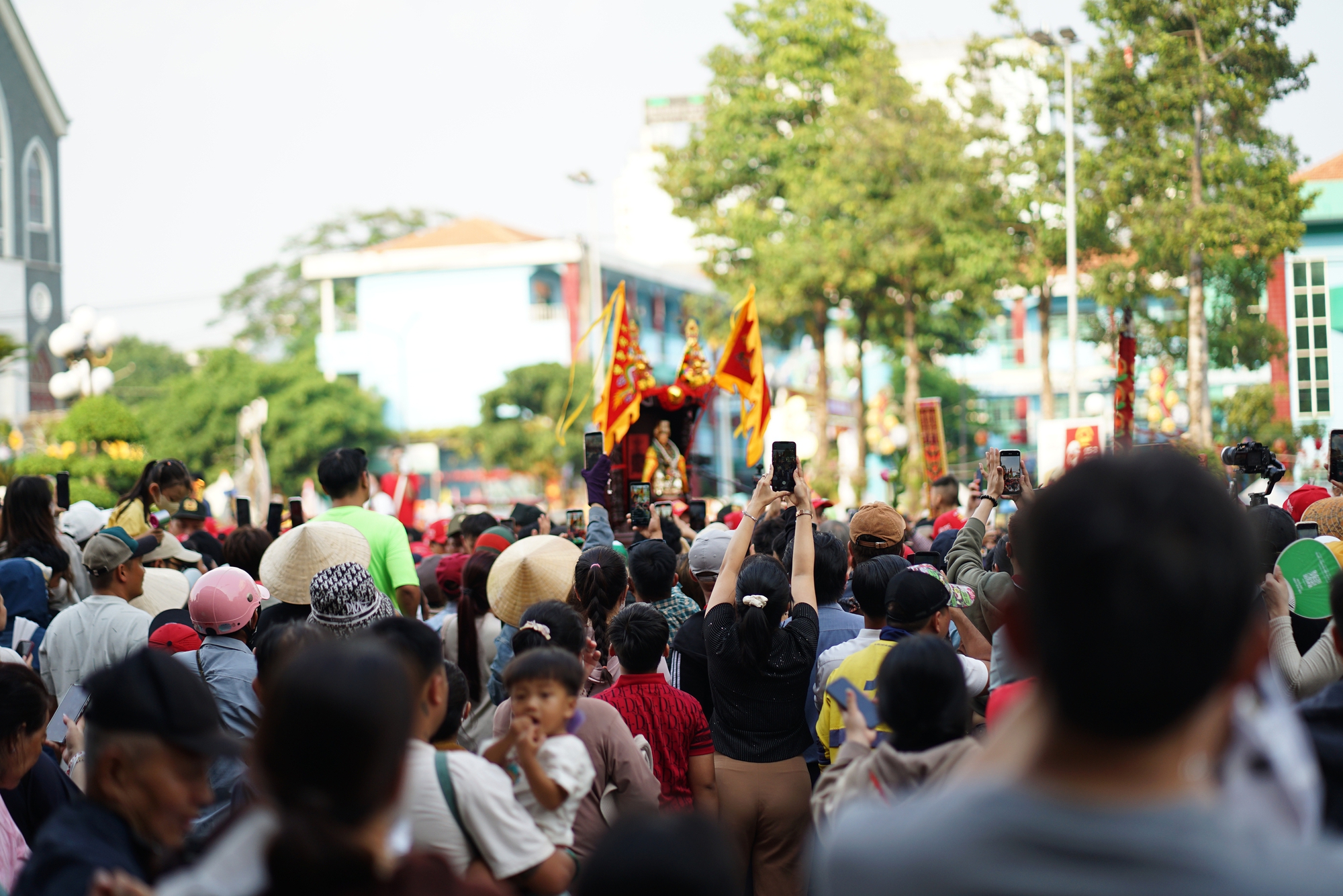 Người dân đứng chật kín đường phố chờ "nhận lộc" Bà ở TP.HCM- Ảnh 1. Người dân đứng chật kín đường phố chờ "nhận lộc" Bà ở TP.HCM- Ảnh 1.