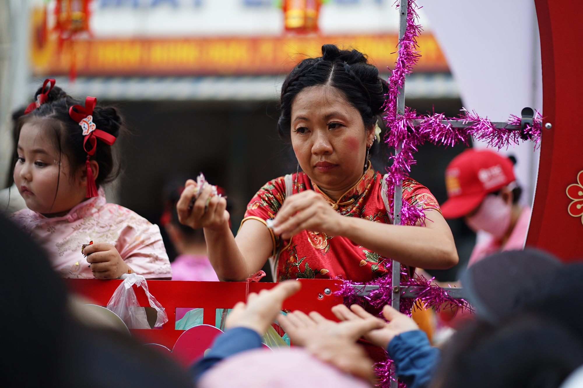 Người dân đứng chật kín đường phố chờ "nhận lộc" Bà ở TP.HCM- Ảnh 6. Người dân đứng chật kín đường phố chờ "nhận lộc" Bà ở TP.HCM- Ảnh 6.