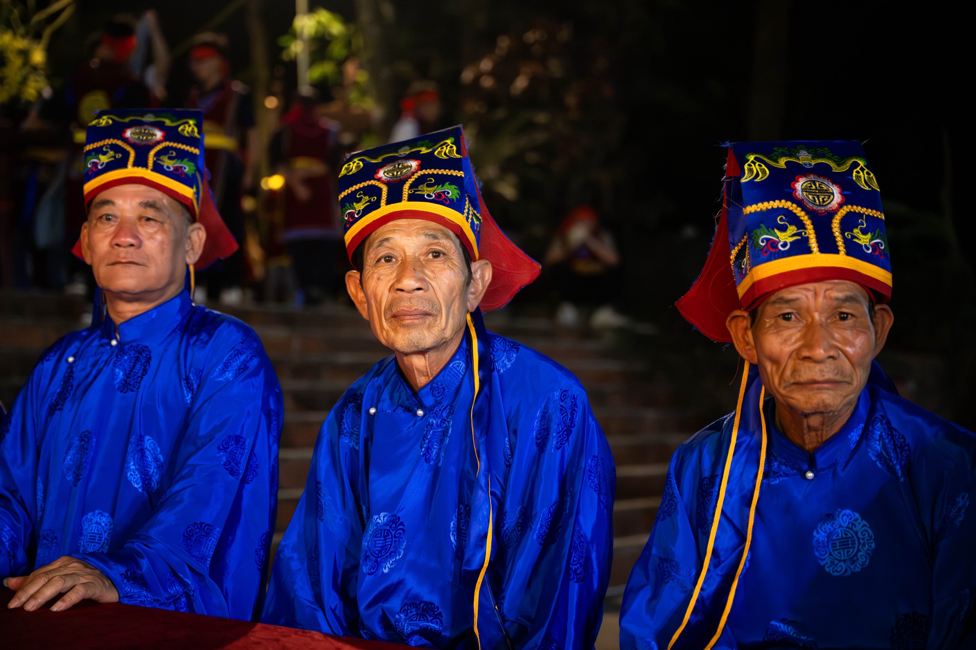 Bốn cây “đình liệu” bùng cháy giữa trời đêm, biển người chờ rước Thánh, "chui kiệu" nô nức xứ Đoài- Ảnh 1. Bốn cây “đình liệu” bùng cháy giữa trời đêm, biển người chờ rước Thánh, "chui kiệu" nô nức xứ Đoài- Ảnh 1.