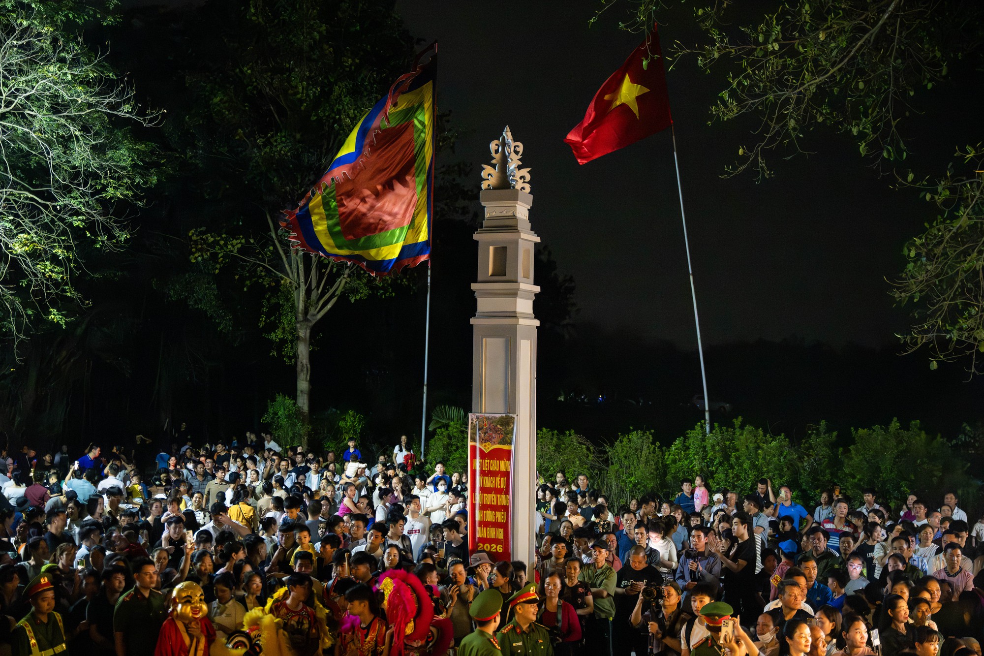 Bốn cây “đình liệu” bùng cháy giữa trời đêm, biển người chờ rước Thánh, "chui kiệu" nô nức xứ Đoài- Ảnh 3. Bốn cây “đình liệu” bùng cháy giữa trời đêm, biển người chờ rước Thánh, "chui kiệu" nô nức xứ Đoài- Ảnh 3.