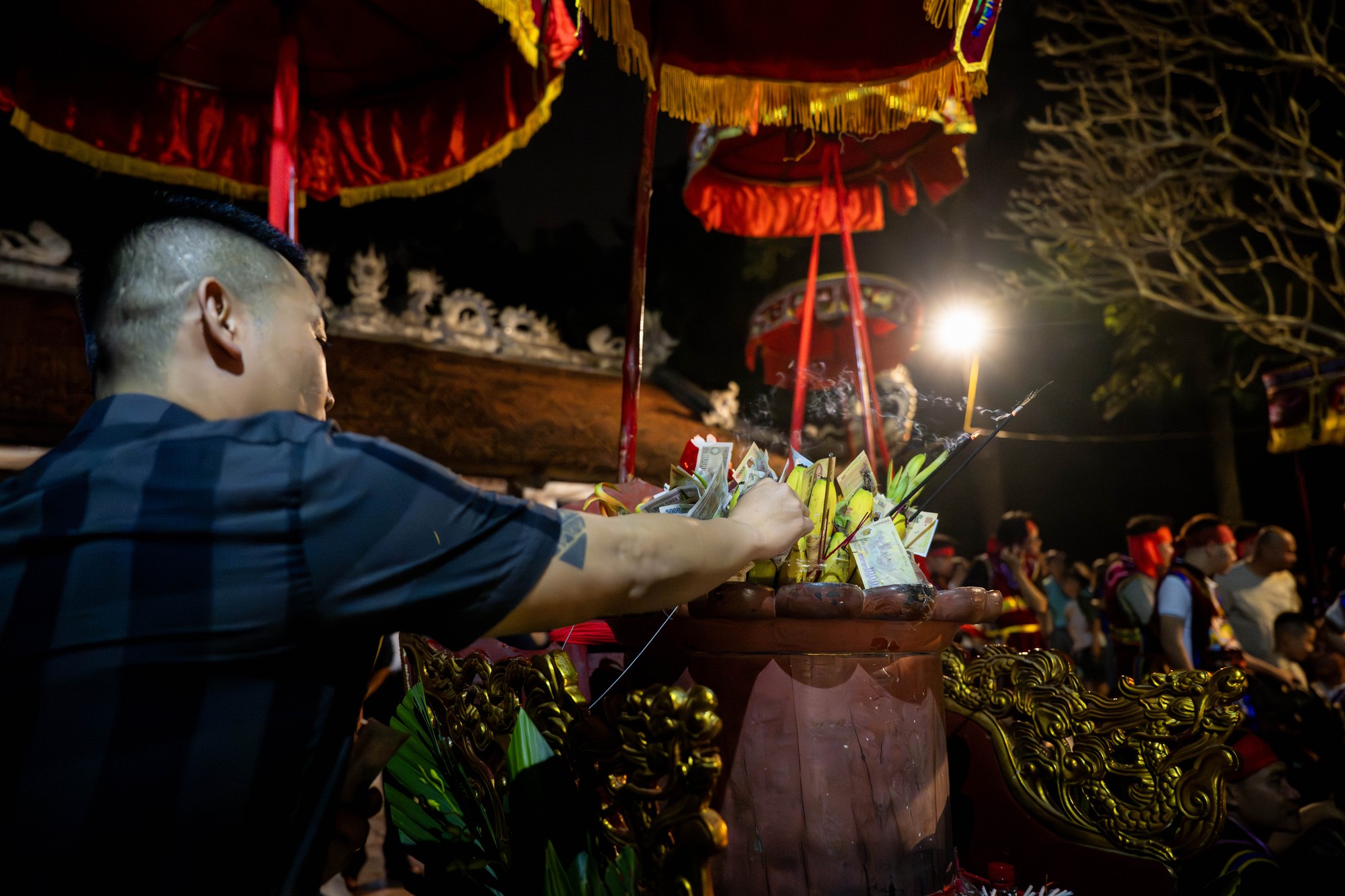 Bốn cây “đình liệu” bùng cháy giữa trời đêm, biển người chờ rước Thánh, "chui kiệu" nô nức xứ Đoài- Ảnh 4. Bốn cây “đình liệu” bùng cháy giữa trời đêm, biển người chờ rước Thánh, "chui kiệu" nô nức xứ Đoài- Ảnh 4.