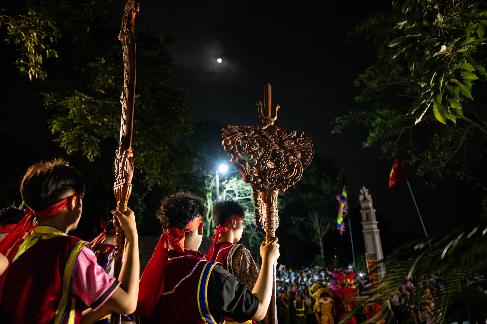 Bốn cây “đình liệu” bùng cháy giữa trời đêm, biển người chờ rước Thánh, "chui kiệu" nô nức xứ Đoài- Ảnh 5. Bốn cây “đình liệu” bùng cháy giữa trời đêm, biển người chờ rước Thánh, "chui kiệu" nô nức xứ Đoài- Ảnh 5.