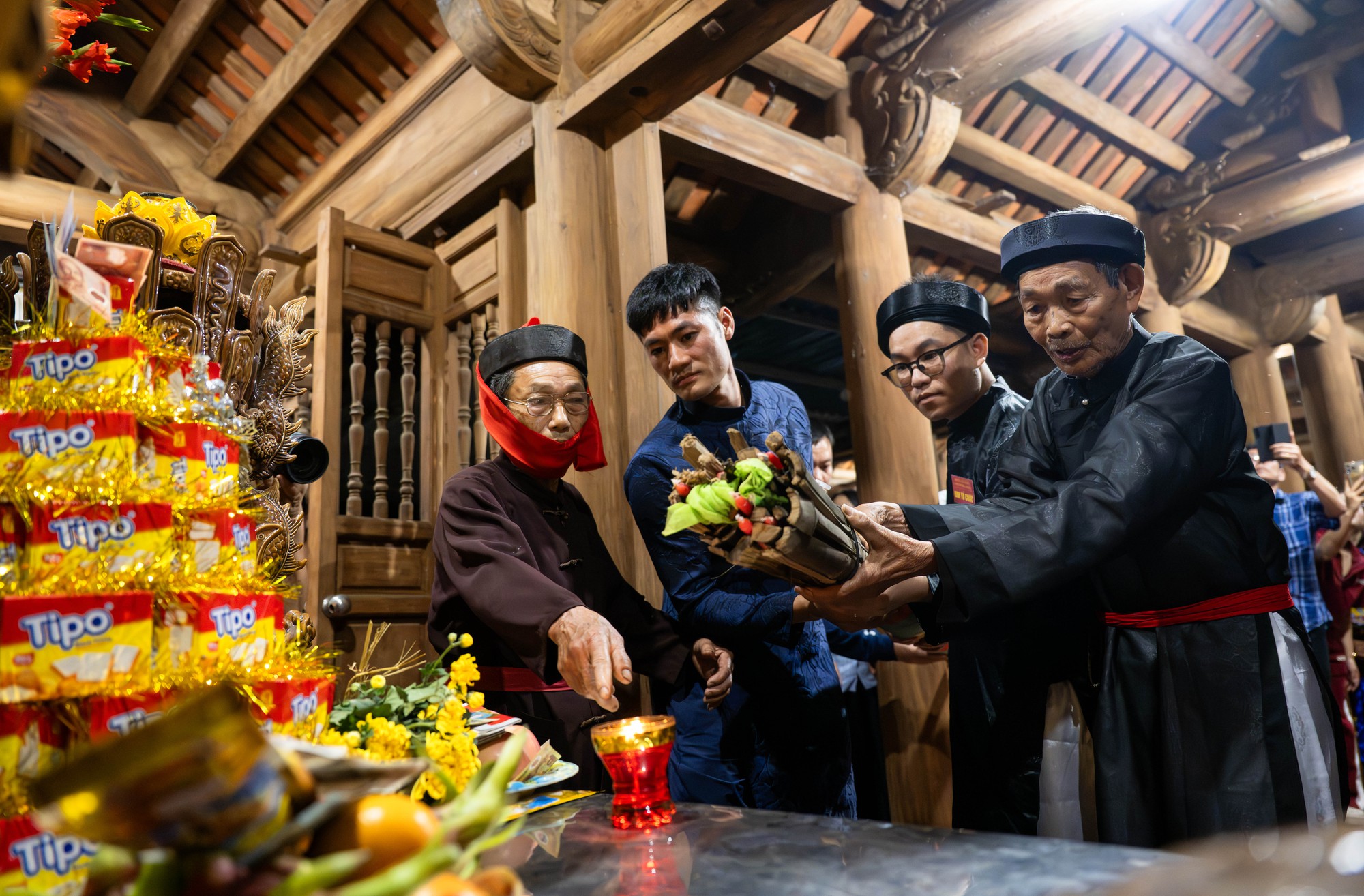 Bốn cây “đình liệu” bùng cháy giữa trời đêm, biển người chờ rước Thánh, "chui kiệu" nô nức xứ Đoài- Ảnh 6. Bốn cây “đình liệu” bùng cháy giữa trời đêm, biển người chờ rước Thánh, "chui kiệu" nô nức xứ Đoài- Ảnh 6.