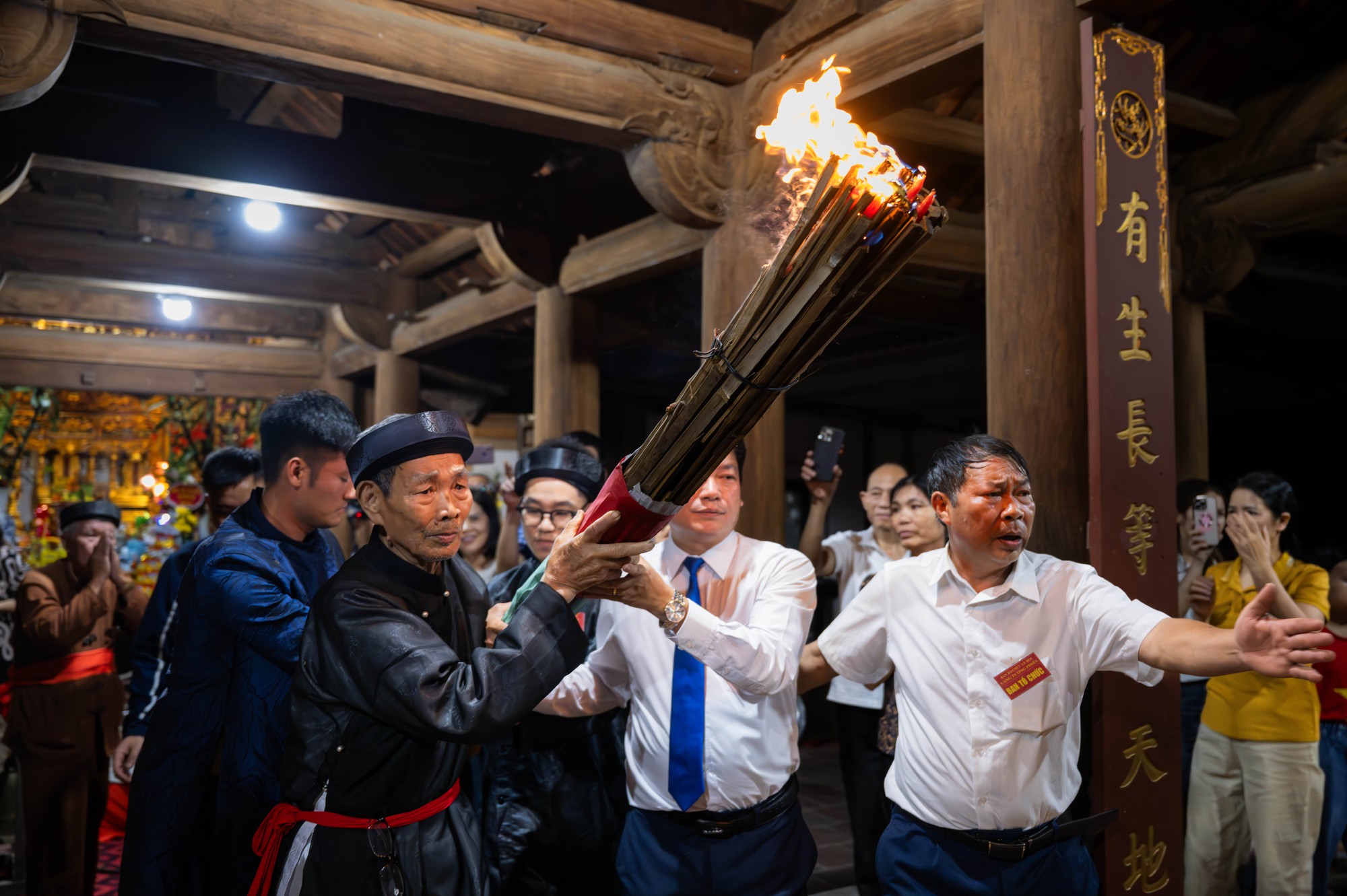 Bốn cây “đình liệu” bùng cháy giữa trời đêm, biển người chờ rước Thánh, "chui kiệu" nô nức xứ Đoài- Ảnh 7. Bốn cây “đình liệu” bùng cháy giữa trời đêm, biển người chờ rước Thánh, "chui kiệu" nô nức xứ Đoài- Ảnh 7.