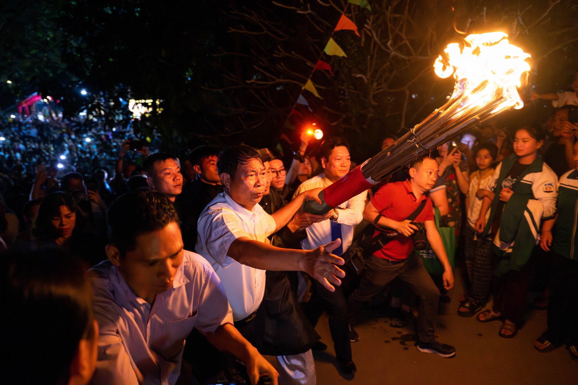 Bốn cây “đình liệu” bùng cháy giữa trời đêm, biển người chờ rước Thánh, "chui kiệu" nô nức xứ Đoài- Ảnh 8. Bốn cây “đình liệu” bùng cháy giữa trời đêm, biển người chờ rước Thánh, "chui kiệu" nô nức xứ Đoài- Ảnh 8.