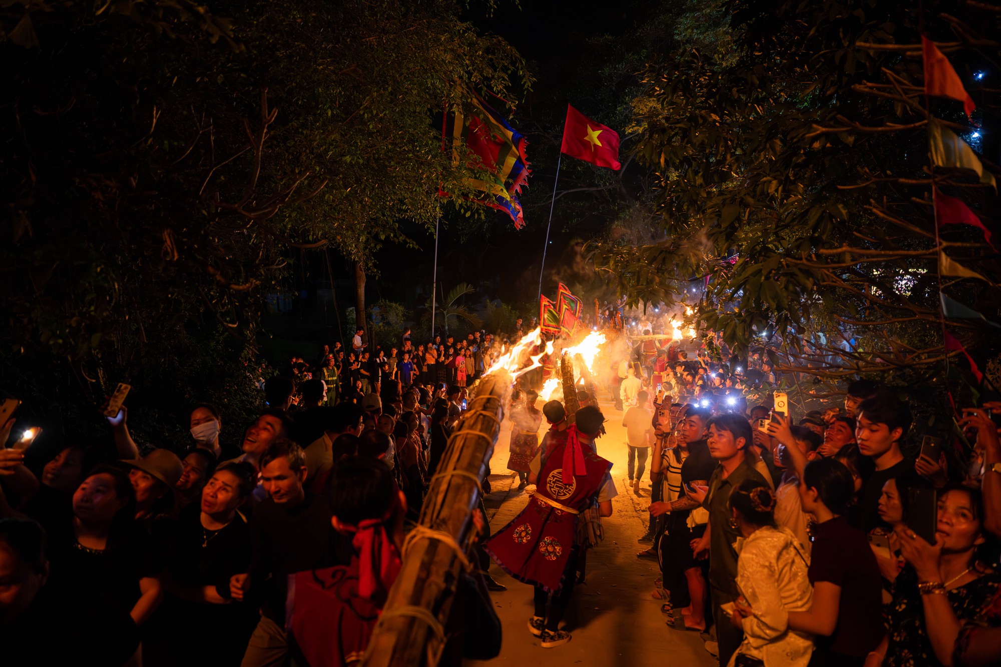 Bốn cây “đình liệu” bùng cháy giữa trời đêm, biển người chờ rước Thánh, "chui kiệu" nô nức xứ Đoài- Ảnh 27. Bốn cây “đình liệu” bùng cháy giữa trời đêm, biển người chờ rước Thánh, "chui kiệu" nô nức xứ Đoài- Ảnh 27.
