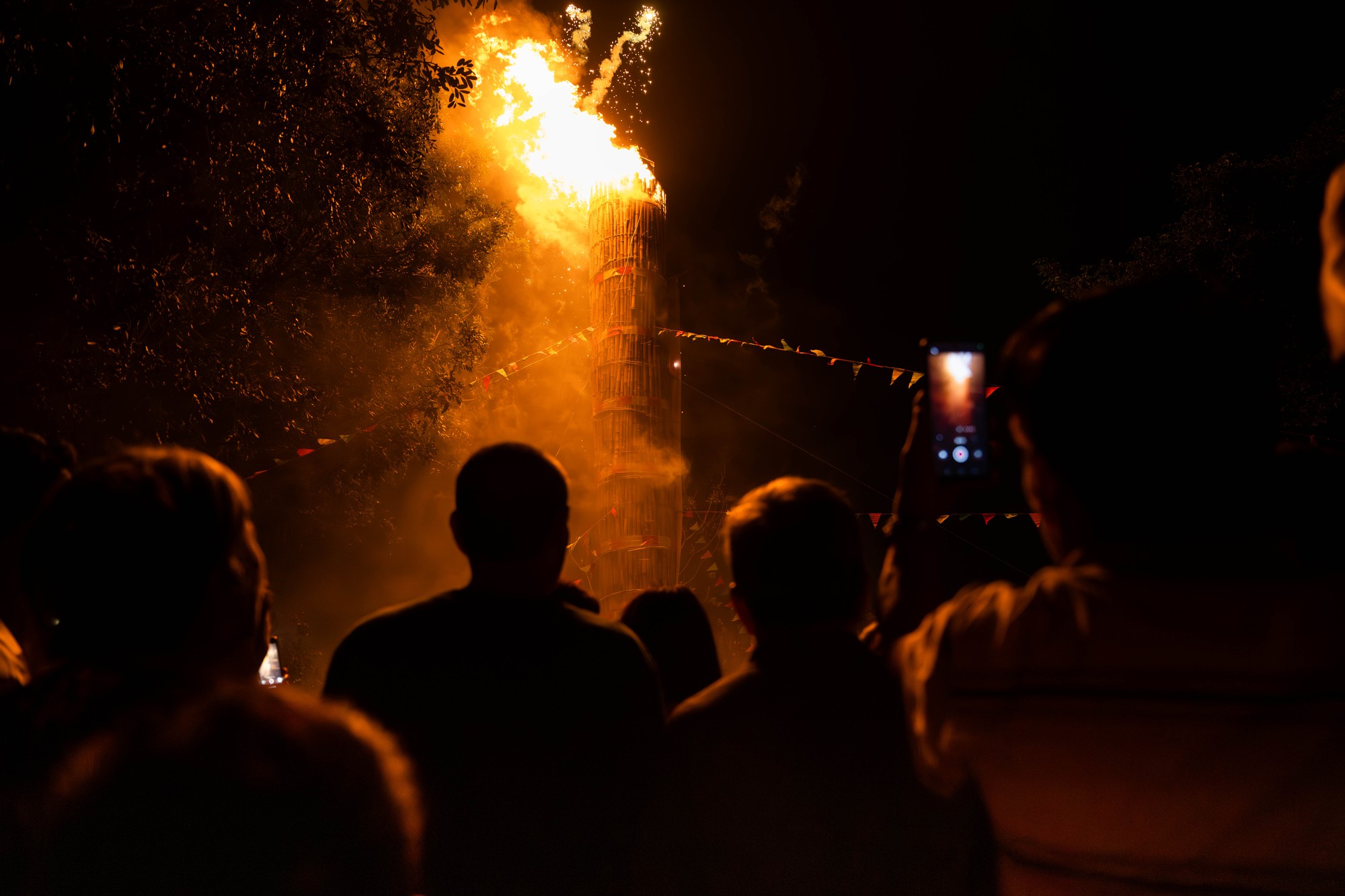 Bốn cây “đình liệu” bùng cháy giữa trời đêm, biển người chờ rước Thánh, "chui kiệu" nô nức xứ Đoài- Ảnh 26. Bốn cây “đình liệu” bùng cháy giữa trời đêm, biển người chờ rước Thánh, "chui kiệu" nô nức xứ Đoài- Ảnh 26.