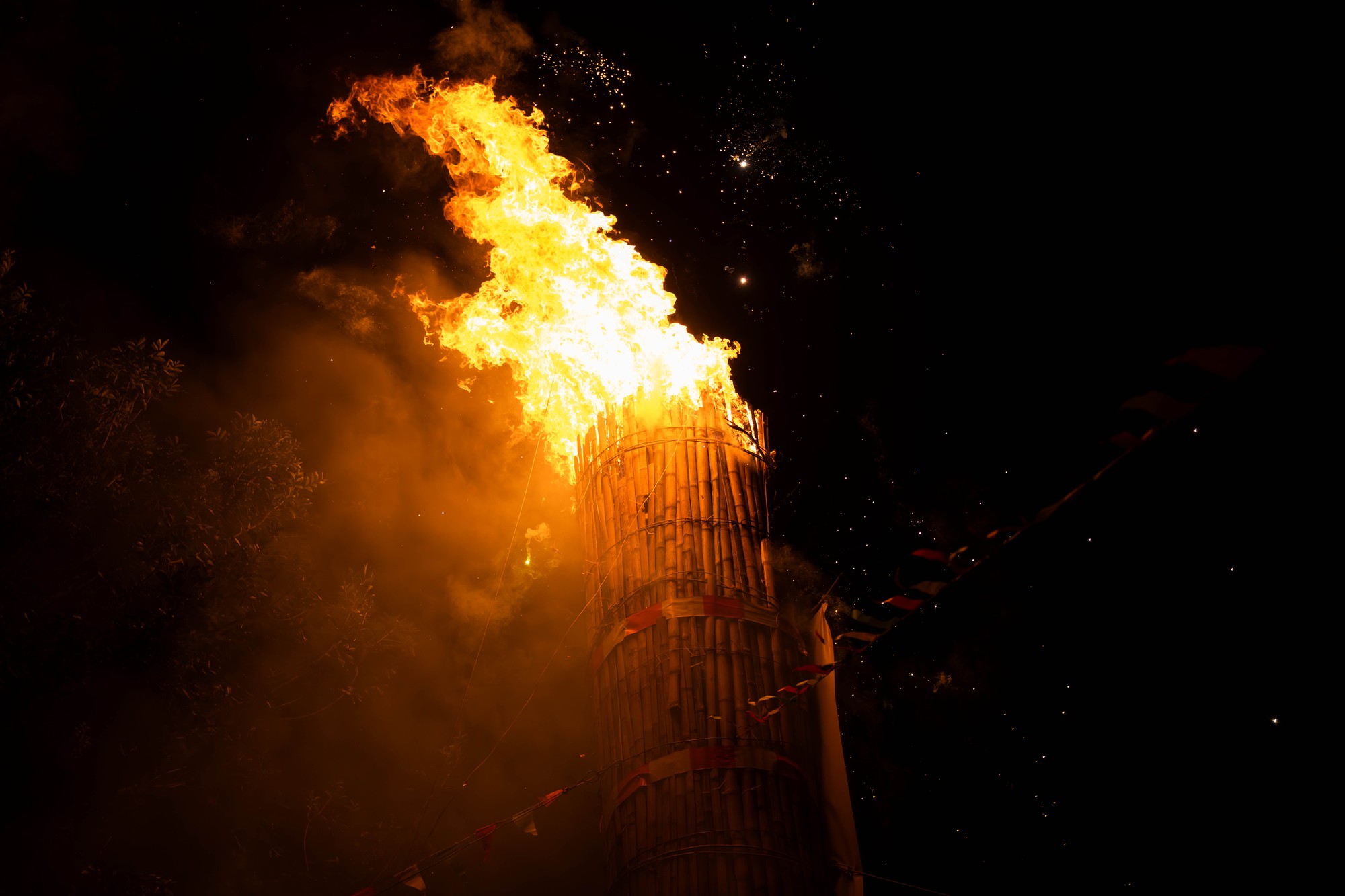 Bốn cây “đình liệu” bùng cháy giữa trời đêm, biển người chờ rước Thánh, "chui kiệu" nô nức xứ Đoài- Ảnh 25. Bốn cây “đình liệu” bùng cháy giữa trời đêm, biển người chờ rước Thánh, "chui kiệu" nô nức xứ Đoài- Ảnh 25.