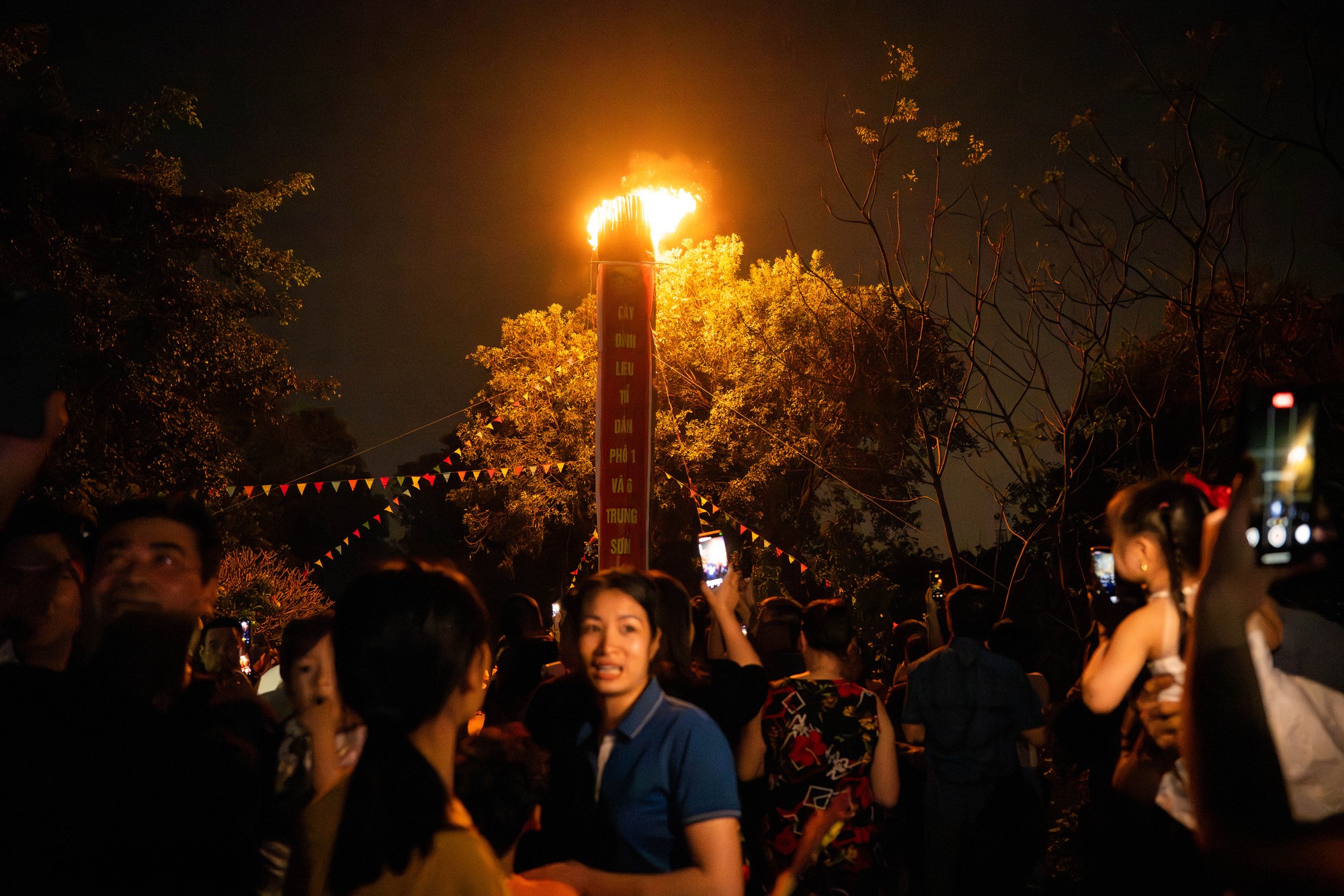 Bốn cây “đình liệu” bùng cháy giữa trời đêm, biển người chờ rước Thánh, "chui kiệu" nô nức xứ Đoài- Ảnh 24. Bốn cây “đình liệu” bùng cháy giữa trời đêm, biển người chờ rước Thánh, "chui kiệu" nô nức xứ Đoài- Ảnh 24.