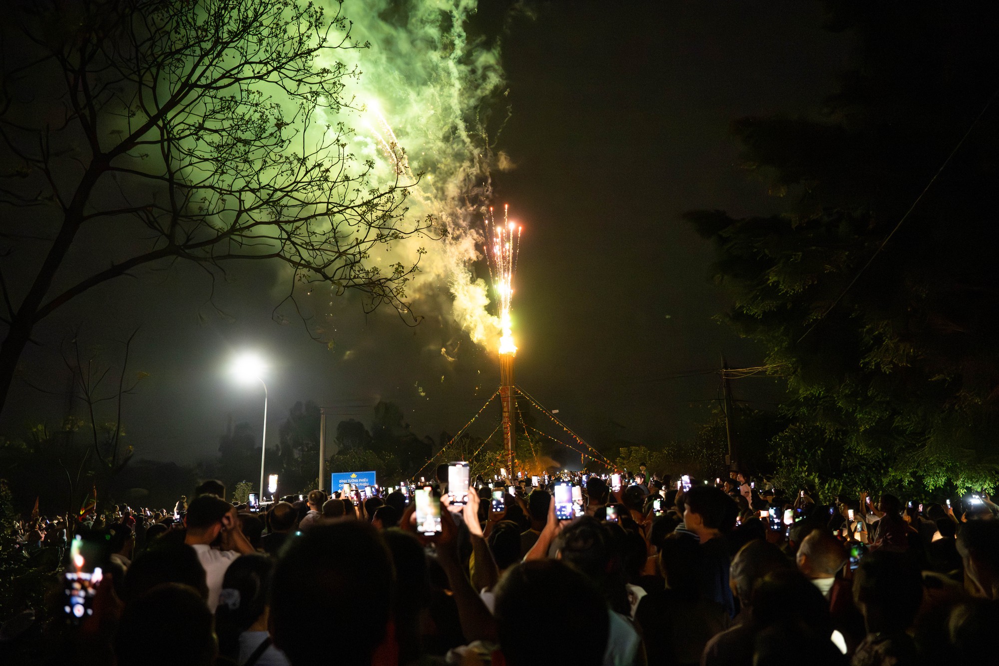 Bốn cây “đình liệu” bùng cháy giữa trời đêm, biển người chờ rước Thánh, "chui kiệu" nô nức xứ Đoài- Ảnh 23. Bốn cây “đình liệu” bùng cháy giữa trời đêm, biển người chờ rước Thánh, "chui kiệu" nô nức xứ Đoài- Ảnh 23.