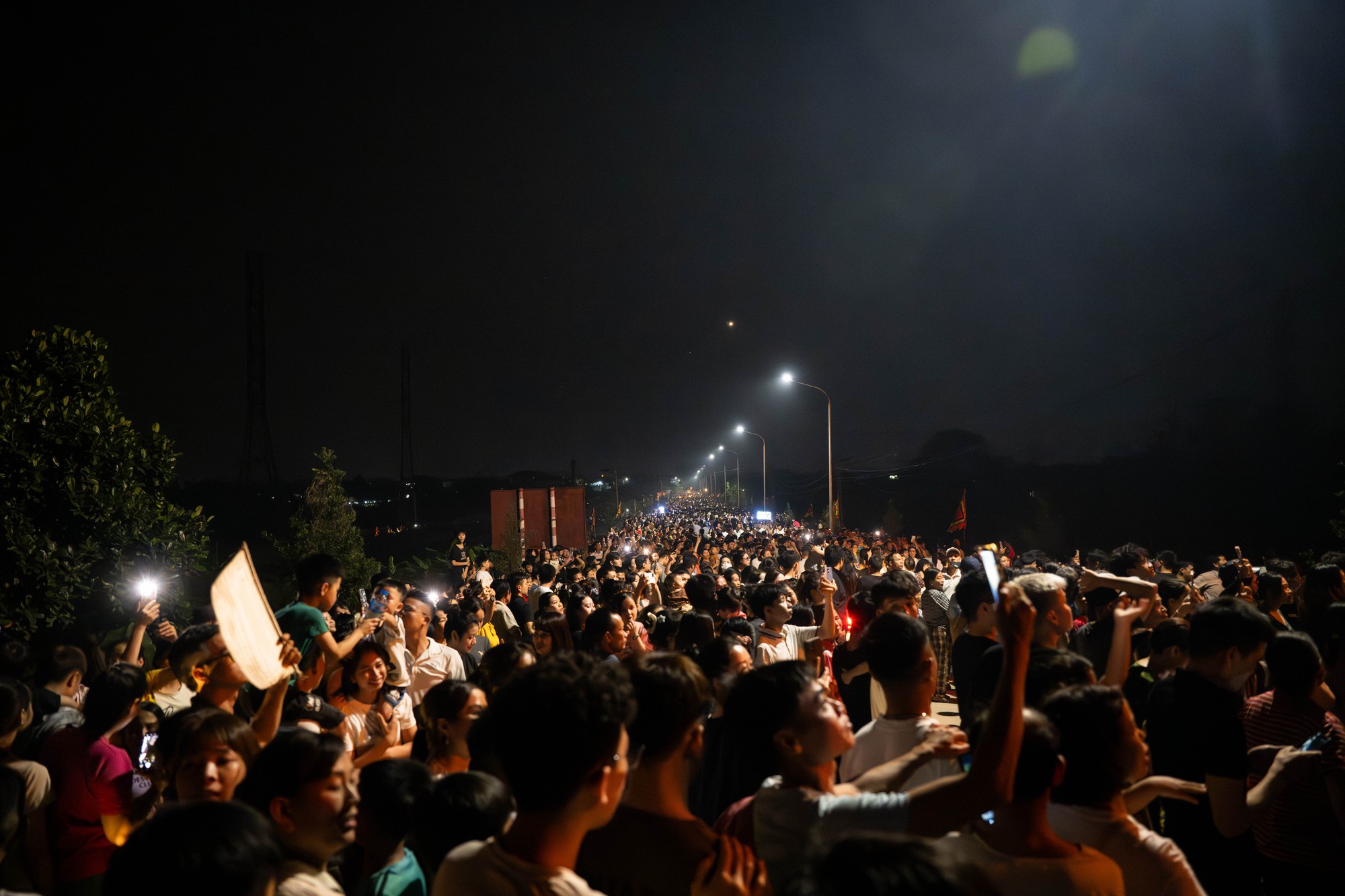 Bốn cây “đình liệu” bùng cháy giữa trời đêm, biển người chờ rước Thánh, "chui kiệu" nô nức xứ Đoài- Ảnh 20. Bốn cây “đình liệu” bùng cháy giữa trời đêm, biển người chờ rước Thánh, "chui kiệu" nô nức xứ Đoài- Ảnh 20.