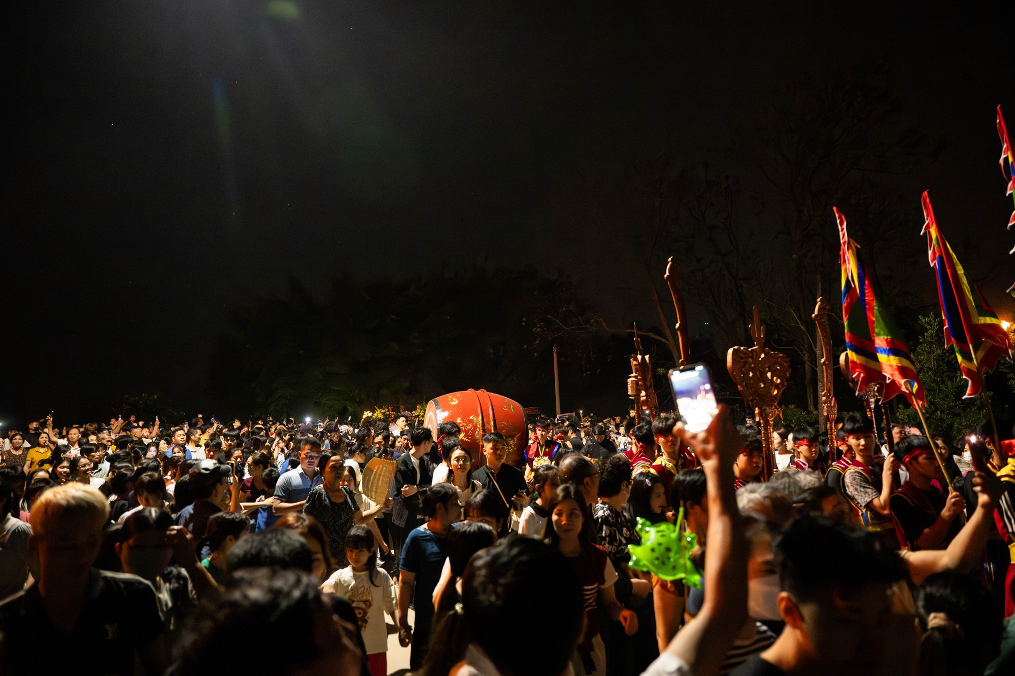 Bốn cây “đình liệu” bùng cháy giữa trời đêm, biển người chờ rước Thánh, "chui kiệu" nô nức xứ Đoài- Ảnh 21. Bốn cây “đình liệu” bùng cháy giữa trời đêm, biển người chờ rước Thánh, "chui kiệu" nô nức xứ Đoài- Ảnh 21.