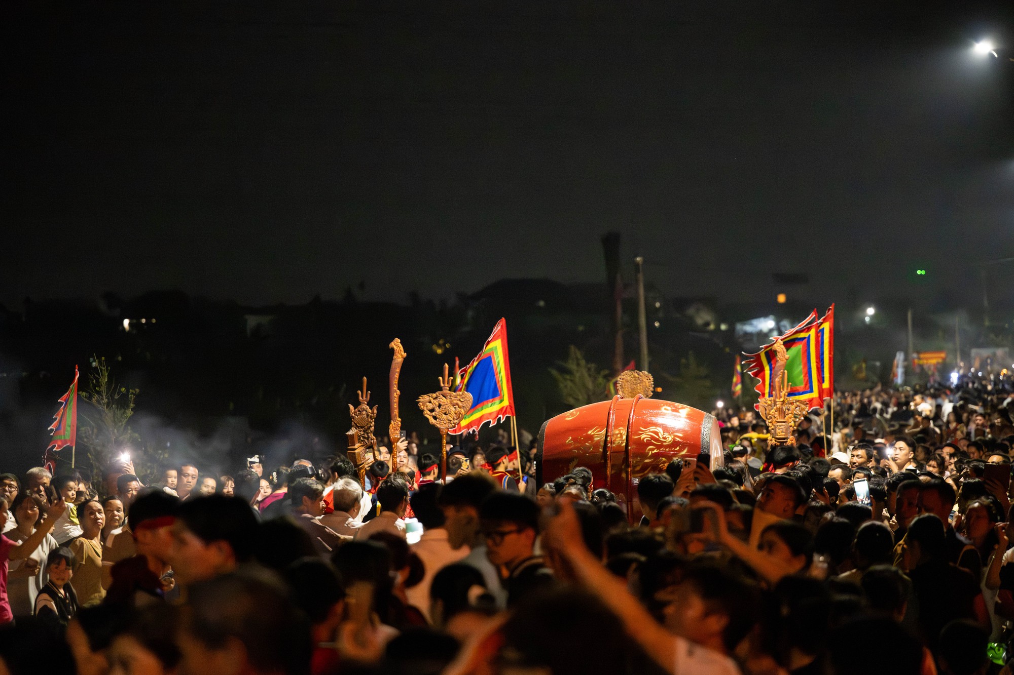 Bốn cây “đình liệu” bùng cháy giữa trời đêm, biển người chờ rước Thánh, "chui kiệu" nô nức xứ Đoài- Ảnh 22. Bốn cây “đình liệu” bùng cháy giữa trời đêm, biển người chờ rước Thánh, "chui kiệu" nô nức xứ Đoài- Ảnh 22.