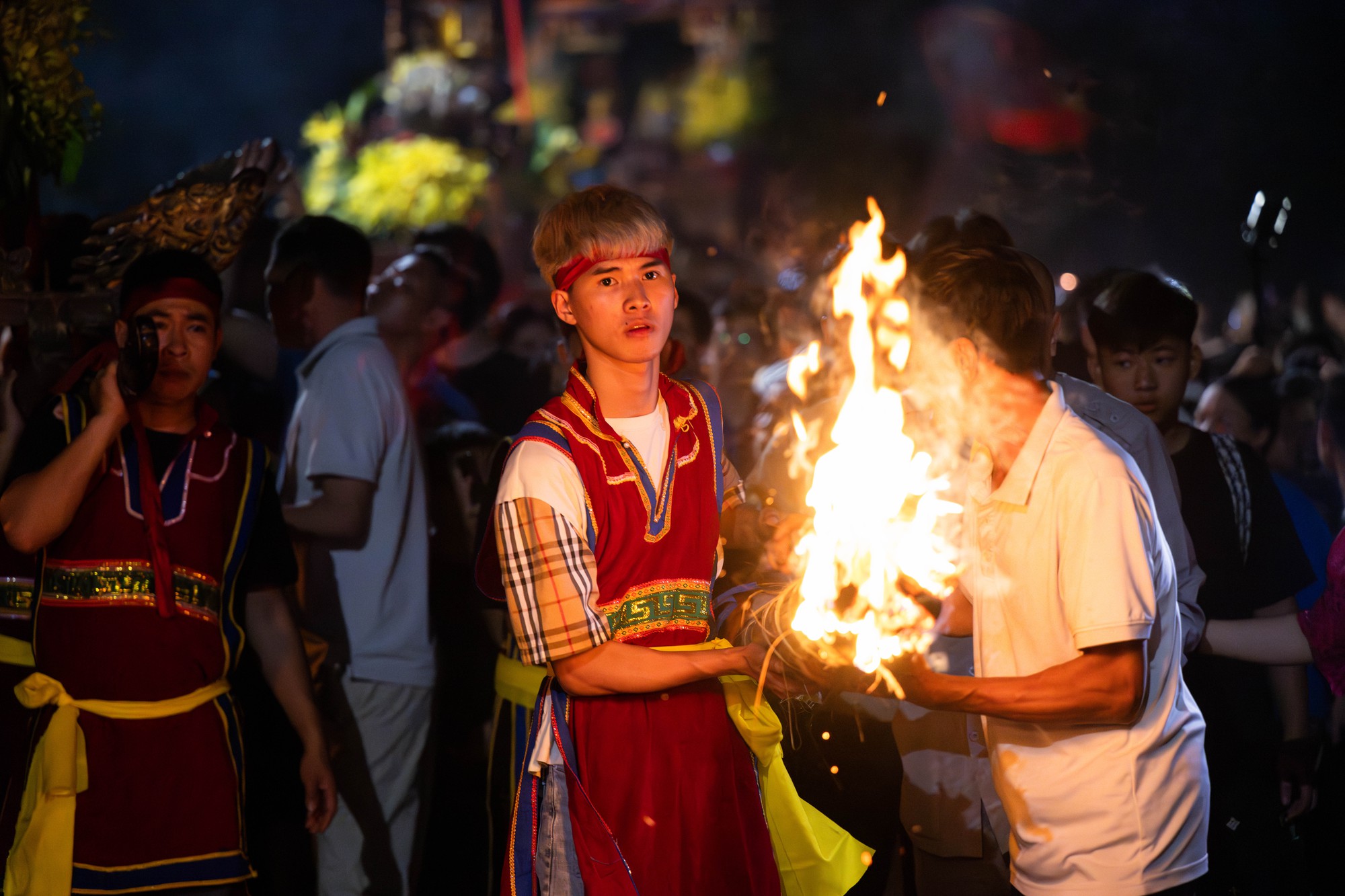 Bốn cây “đình liệu” bùng cháy giữa trời đêm, biển người chờ rước Thánh, "chui kiệu" nô nức xứ Đoài- Ảnh 19. Bốn cây “đình liệu” bùng cháy giữa trời đêm, biển người chờ rước Thánh, "chui kiệu" nô nức xứ Đoài- Ảnh 19.