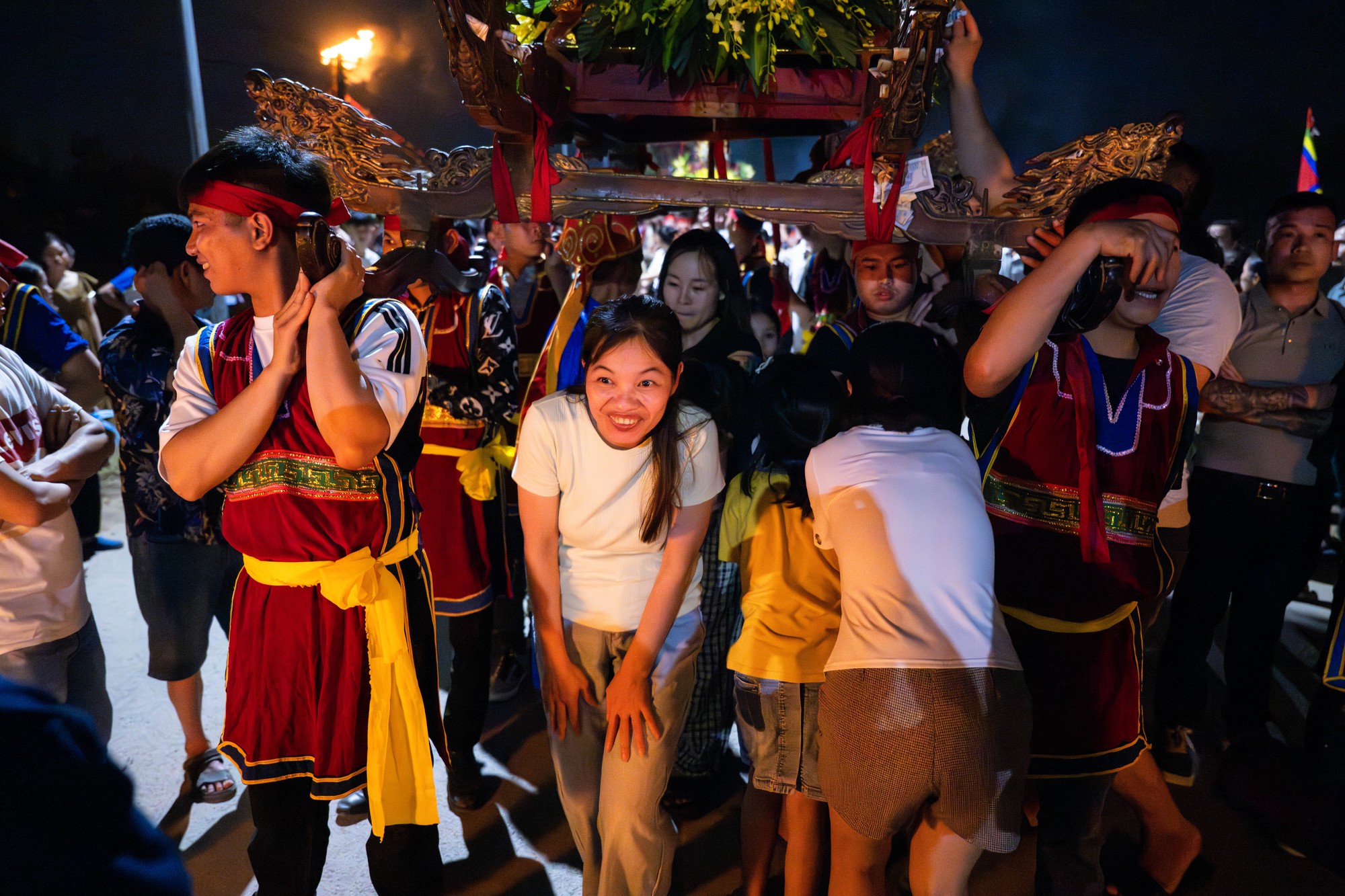 Bốn cây “đình liệu” bùng cháy giữa trời đêm, biển người chờ rước Thánh, "chui kiệu" nô nức xứ Đoài- Ảnh 17. Bốn cây “đình liệu” bùng cháy giữa trời đêm, biển người chờ rước Thánh, "chui kiệu" nô nức xứ Đoài- Ảnh 17.