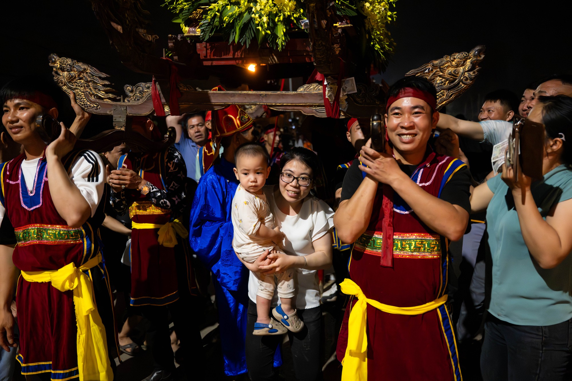 Bốn cây “đình liệu” bùng cháy giữa trời đêm, biển người chờ rước Thánh, "chui kiệu" nô nức xứ Đoài- Ảnh 16. Bốn cây “đình liệu” bùng cháy giữa trời đêm, biển người chờ rước Thánh, "chui kiệu" nô nức xứ Đoài- Ảnh 16.