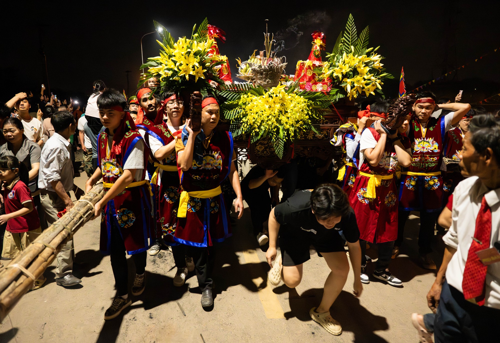 Bốn cây “đình liệu” bùng cháy giữa trời đêm, biển người chờ rước Thánh, "chui kiệu" nô nức xứ Đoài- Ảnh 14. Bốn cây “đình liệu” bùng cháy giữa trời đêm, biển người chờ rước Thánh, "chui kiệu" nô nức xứ Đoài- Ảnh 14.