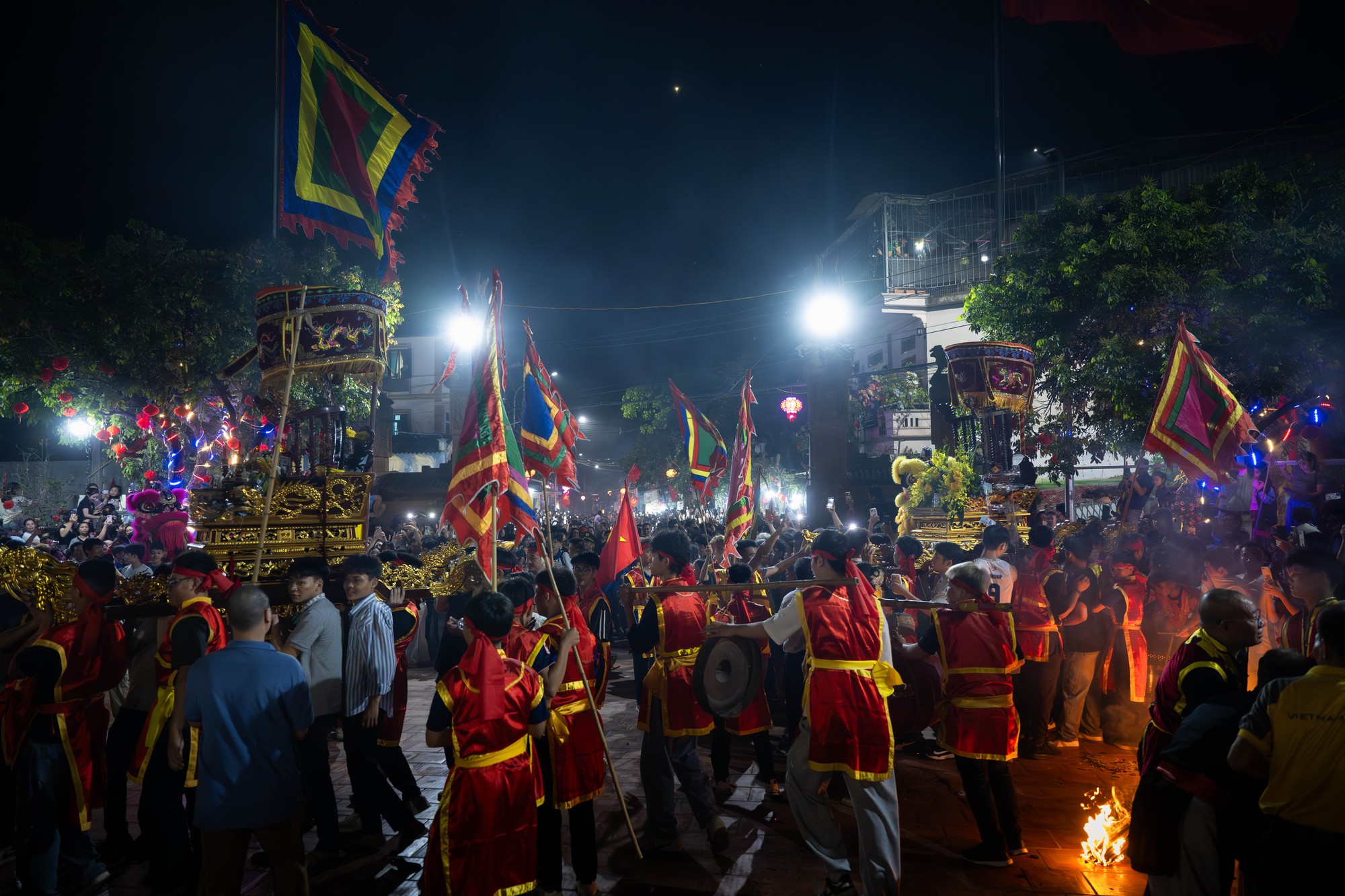 Bốn cây “đình liệu” bùng cháy giữa trời đêm, biển người chờ rước Thánh, "chui kiệu" nô nức xứ Đoài- Ảnh 13. Bốn cây “đình liệu” bùng cháy giữa trời đêm, biển người chờ rước Thánh, "chui kiệu" nô nức xứ Đoài- Ảnh 13.