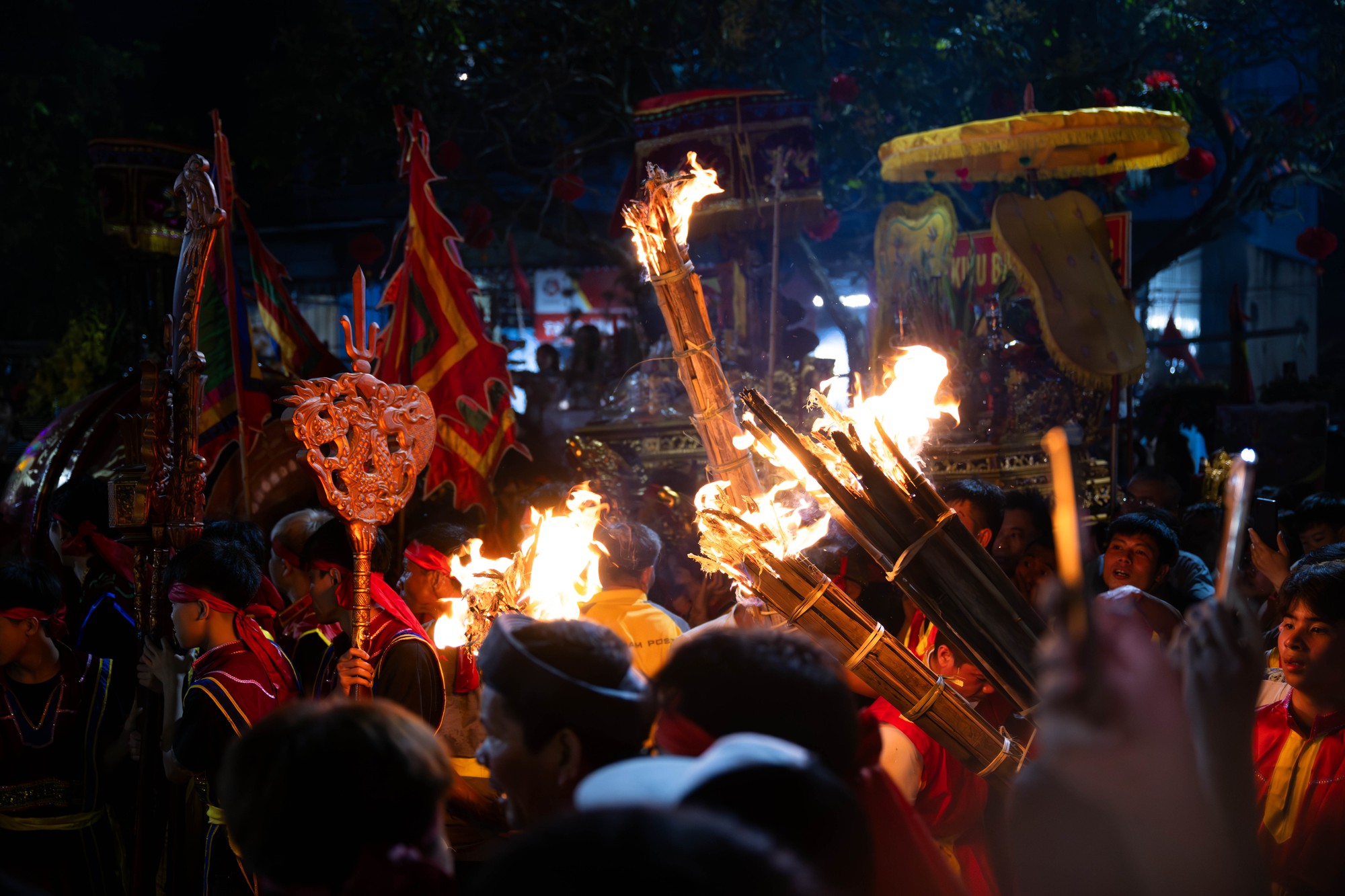 Bốn cây “đình liệu” bùng cháy giữa trời đêm, biển người chờ rước Thánh, "chui kiệu" nô nức xứ Đoài- Ảnh 15. Bốn cây “đình liệu” bùng cháy giữa trời đêm, biển người chờ rước Thánh, "chui kiệu" nô nức xứ Đoài- Ảnh 15.