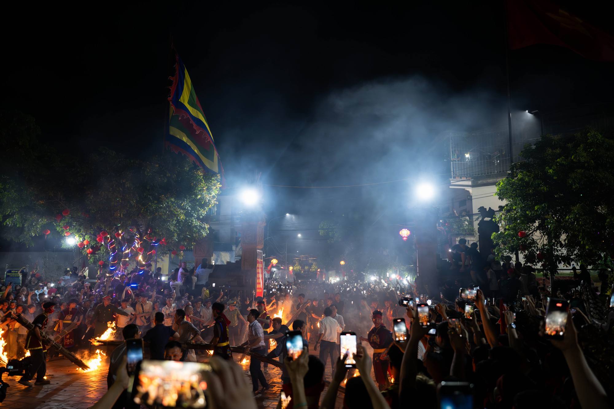 Bốn cây “đình liệu” bùng cháy giữa trời đêm, biển người chờ rước Thánh, "chui kiệu" nô nức xứ Đoài- Ảnh 11. Bốn cây “đình liệu” bùng cháy giữa trời đêm, biển người chờ rước Thánh, "chui kiệu" nô nức xứ Đoài- Ảnh 11.