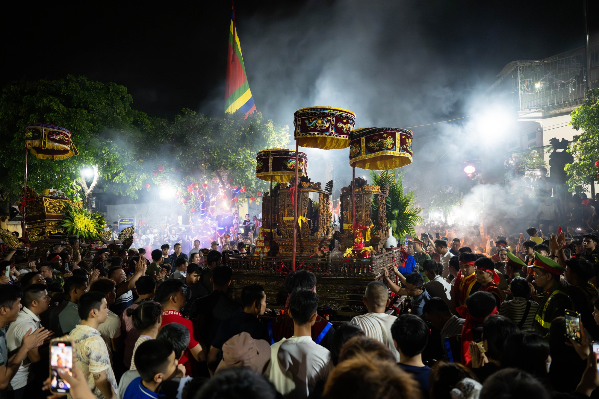 Bốn cây “đình liệu” bùng cháy giữa trời đêm, biển người chờ rước Thánh, "chui kiệu" nô nức xứ Đoài- Ảnh 10. Bốn cây “đình liệu” bùng cháy giữa trời đêm, biển người chờ rước Thánh, "chui kiệu" nô nức xứ Đoài- Ảnh 10.