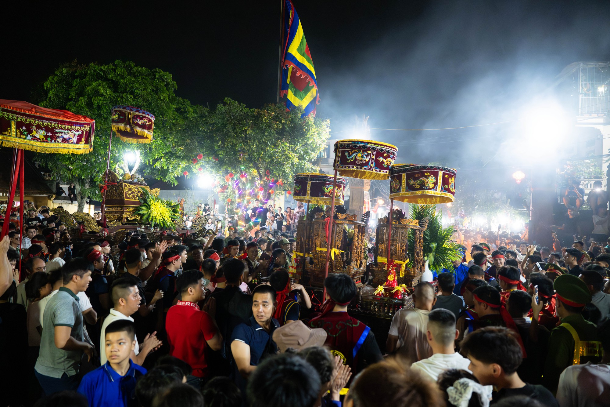 Bốn cây “đình liệu” bùng cháy giữa trời đêm, biển người chờ rước Thánh, "chui kiệu" nô nức xứ Đoài- Ảnh 9. Bốn cây “đình liệu” bùng cháy giữa trời đêm, biển người chờ rước Thánh, "chui kiệu" nô nức xứ Đoài- Ảnh 9.