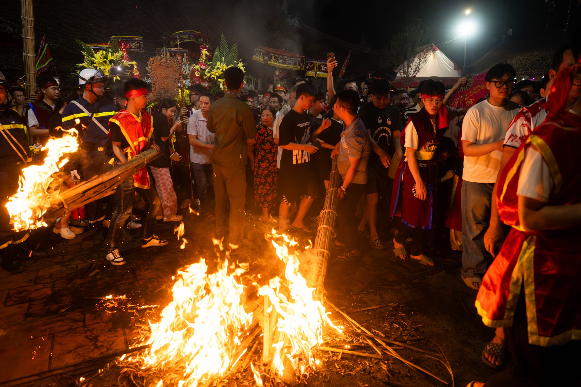 Bốn cây “đình liệu” bùng cháy giữa trời đêm, biển người chờ rước Thánh, "chui kiệu" nô nức xứ Đoài- Ảnh 12. Bốn cây “đình liệu” bùng cháy giữa trời đêm, biển người chờ rước Thánh, "chui kiệu" nô nức xứ Đoài- Ảnh 12.