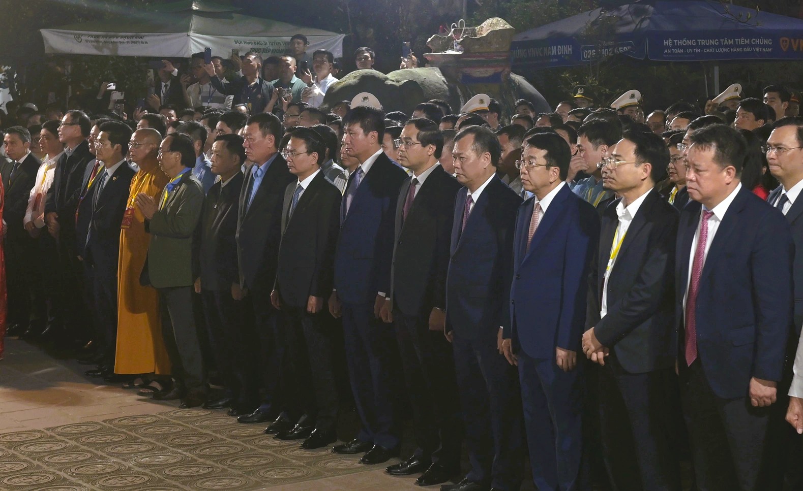 H&agrave;ng ng&agrave;n người "đội mưa" xuy&ecirc;n đ&ecirc;m chờ xin ấn đền Trần- Ảnh 4.