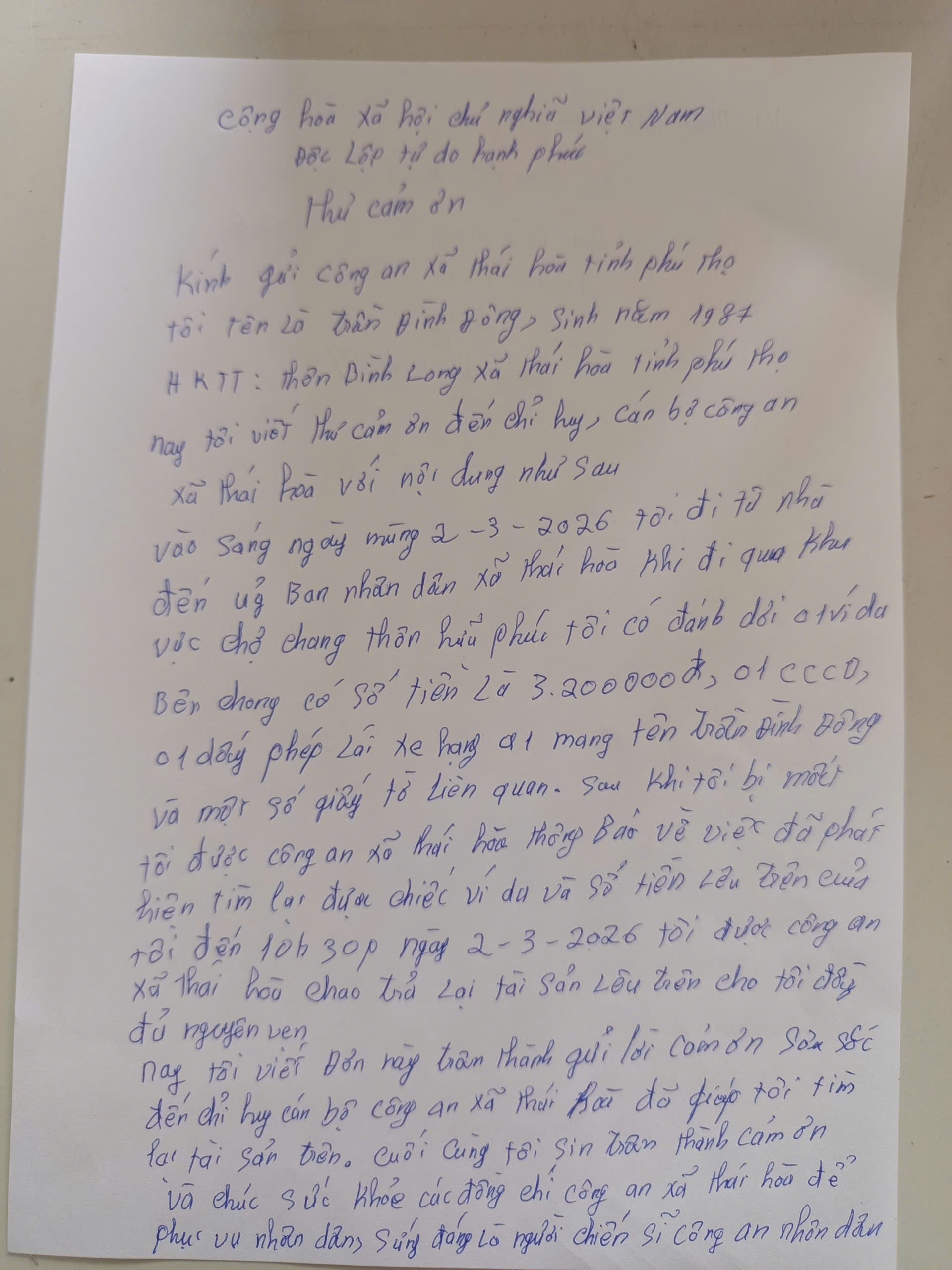 Ph&aacute;t hiện loạt tiền mặt 500k nằm chơ vơ b&ecirc;n đường, c&ocirc;ng an mời người đ&agrave;n &ocirc;ng SN 1987 l&ecirc;n l&agrave;m việc- Ảnh 2.