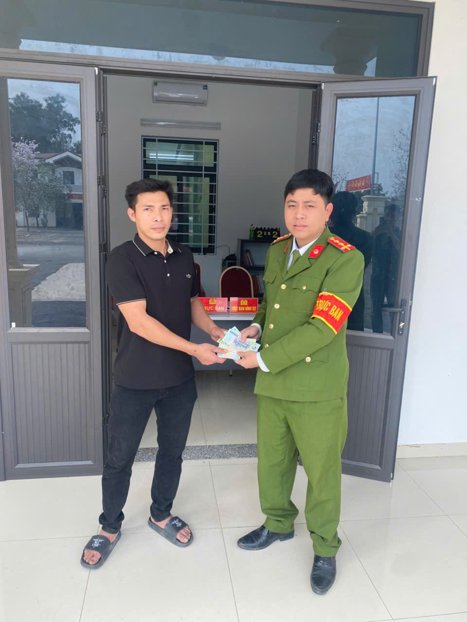 Ph&aacute;t hiện loạt tiền mặt 500k nằm chơ vơ b&ecirc;n đường, c&ocirc;ng an mời người đ&agrave;n &ocirc;ng SN 1987 l&ecirc;n l&agrave;m việc- Ảnh 1.