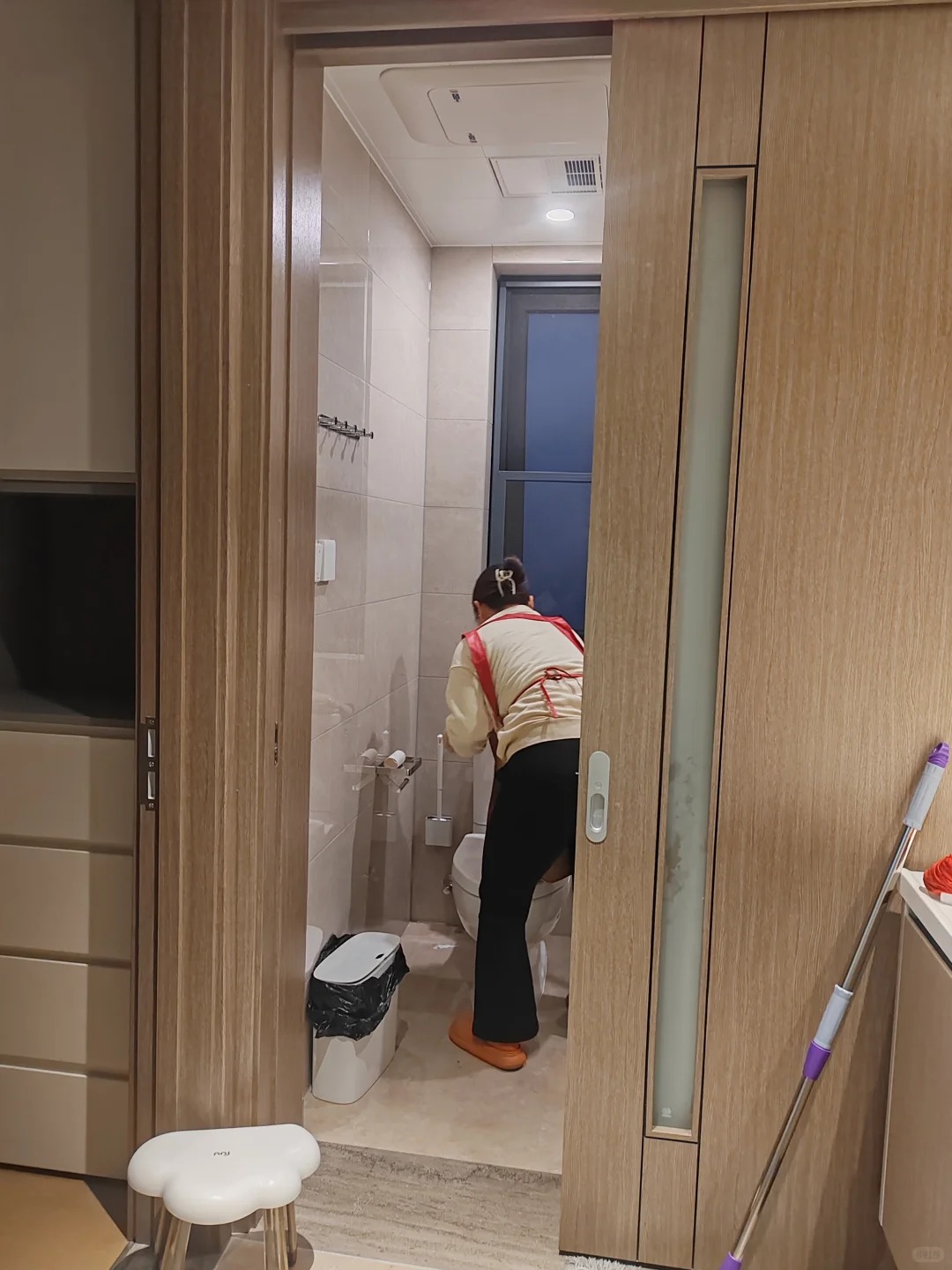 Gi&uacute;p việc nh&agrave; t&ocirc;i kiếm được 10 triệu mỗi th&aacute;ng ngo&agrave;i lương, chỉ nhờ chụp ảnh c&aacute;i giẻ lau đăng l&ecirc;n mạng- Ảnh 2.