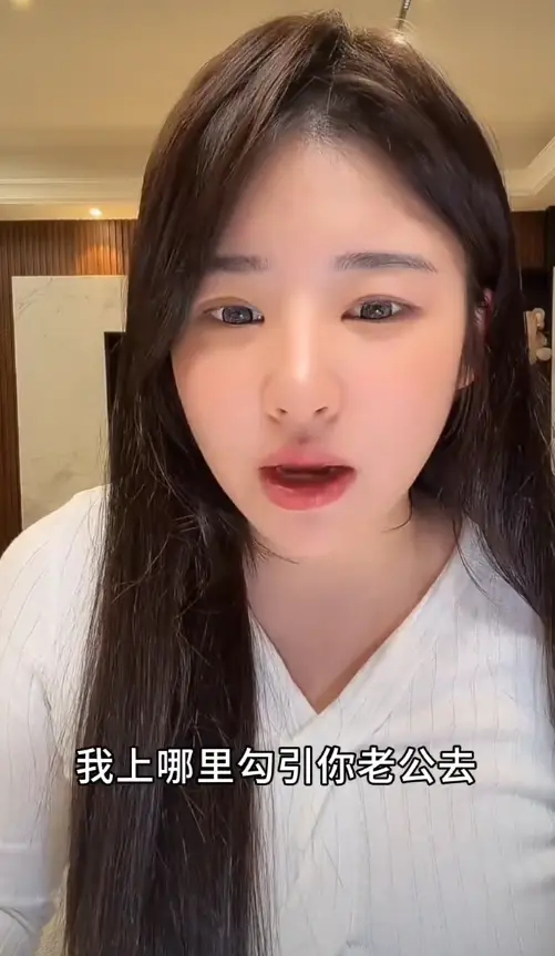 Chưa từng c&oacute; tiền lệ: Học tr&ograve; Lisa (BLACKPINK) bị tố l&agrave;m tiểu tam tr&ecirc;n s&oacute;ng trực tiếp, phải dừng ph&aacute;t s&oacute;ng ngay lập tức- Ảnh 1.