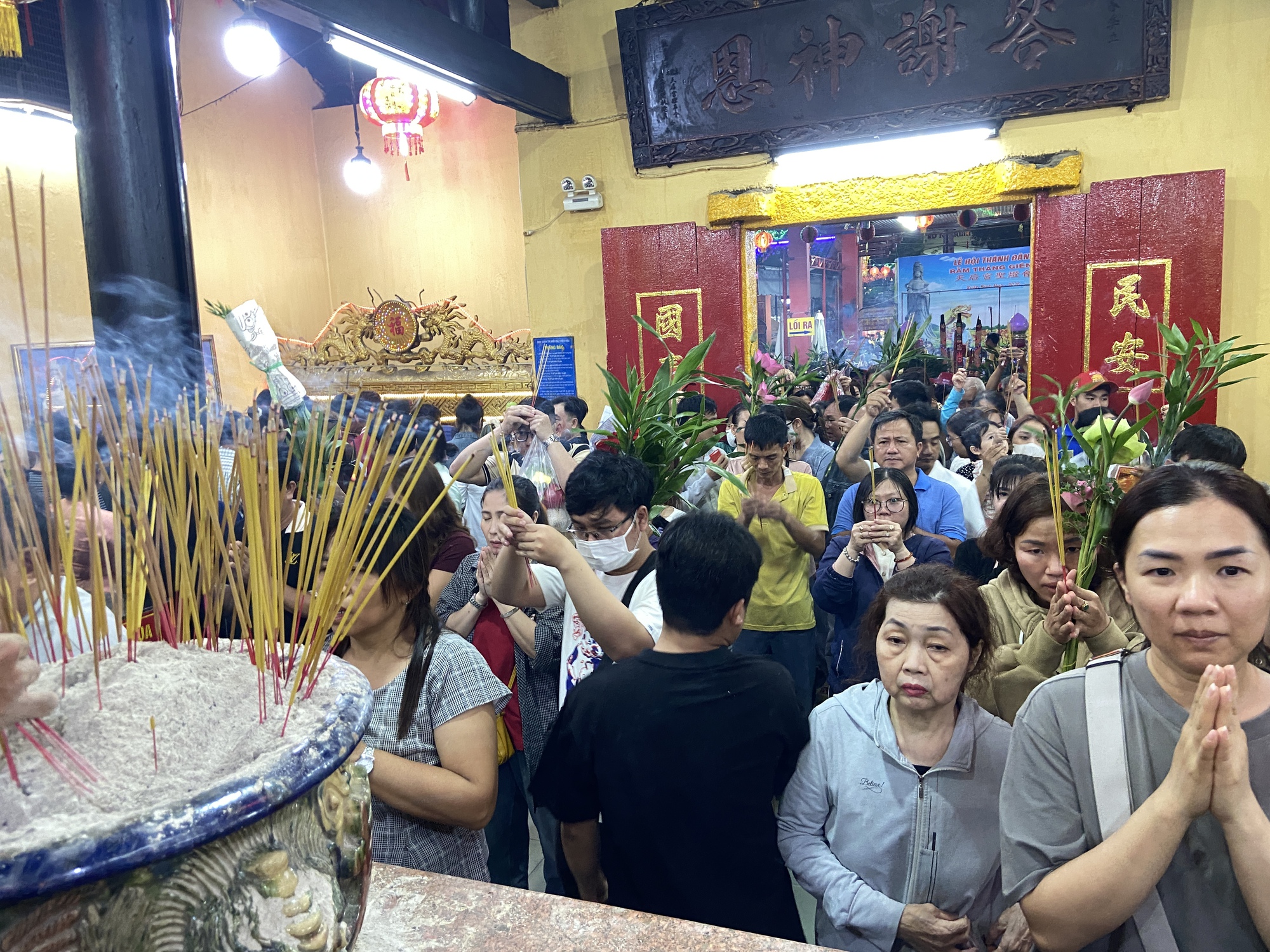 Cảnh tượng khó tin lúc nửa đêm ở Miếu Bà Thiên Hậu: Biển người chen chật kín vì một thứ trong lư hương- Ảnh 10. Cảnh tượng khó tin lúc nửa đêm ở Miếu Bà Thiên Hậu: Biển người chen chật kín vì một thứ trong lư hương- Ảnh 10.