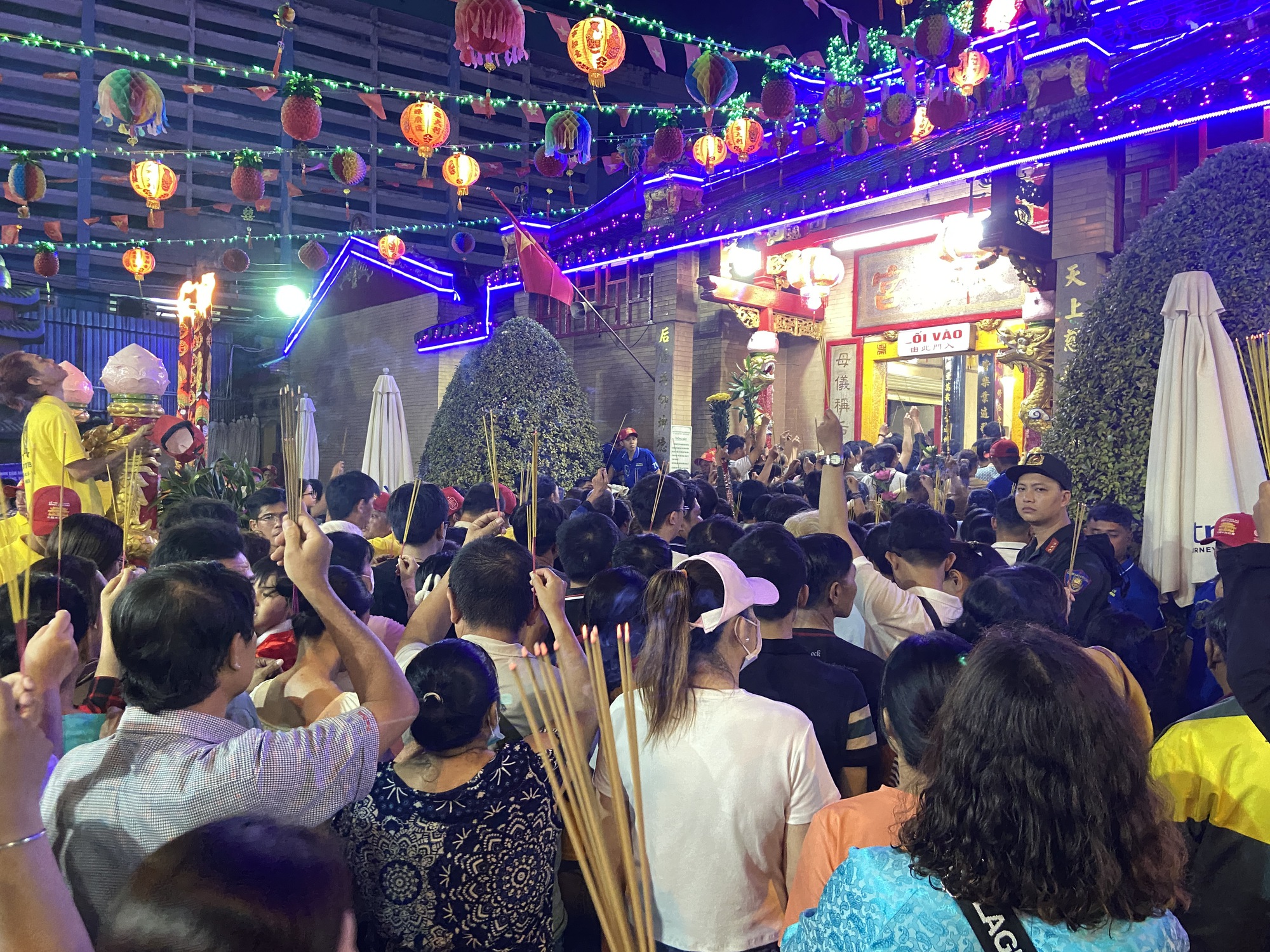 Cảnh tượng khó tin lúc nửa đêm ở Miếu Bà Thiên Hậu: Biển người chen chật kín vì một thứ trong lư hương- Ảnh 11. Cảnh tượng khó tin lúc nửa đêm ở Miếu Bà Thiên Hậu: Biển người chen chật kín vì một thứ trong lư hương- Ảnh 11.