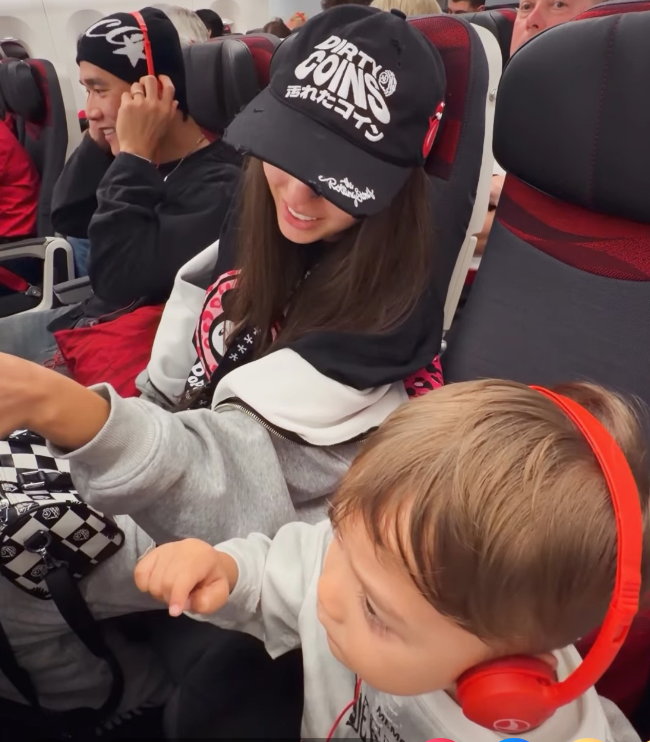 B&ugrave;i Tiến Dũng đưa vợ mẫu t&acirc;y v&agrave; con trai sang ch&acirc;u &Acirc;u thăm nh&agrave; ngoại, n&agrave;ng WAG rưng rưng x&uacute;c động khi gặp mẹ- Ảnh 1.