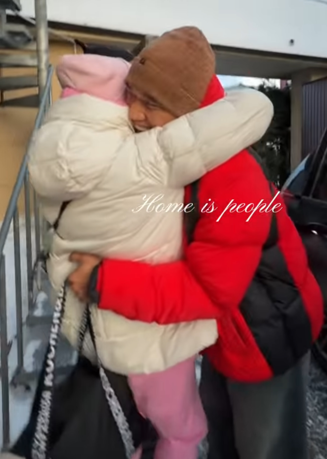 B&ugrave;i Tiến Dũng đưa vợ mẫu t&acirc;y v&agrave; con trai sang ch&acirc;u &Acirc;u thăm nh&agrave; ngoại, n&agrave;ng WAG rưng rưng x&uacute;c động khi gặp mẹ- Ảnh 3.