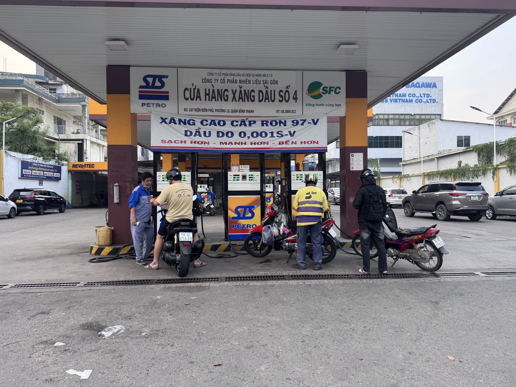 Chiến sự ở Trung Đ&ocirc;ng bắt đầu t&aacute;c động đến thị trường xăng dầu Việt Nam- Ảnh 1.