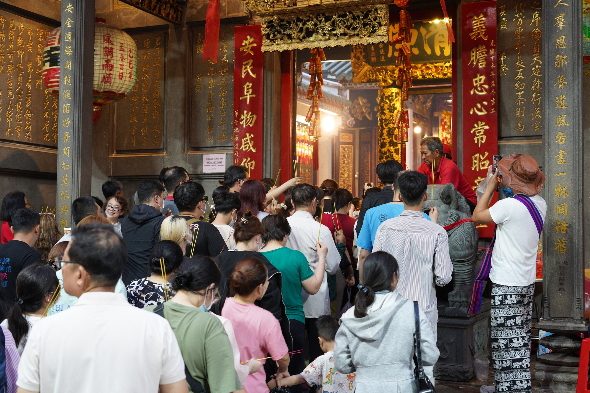 Người d&acirc;n chen k&iacute;n ng&ocirc;i ch&ugrave;a thi&ecirc;ng tại TP.HCM đ&ecirc;m Rằm th&aacute;ng Gi&ecirc;ng, tất cả v&igrave; một tục "vay - trả" đ&atilde; tồn tại trăm năm- Ảnh 4.